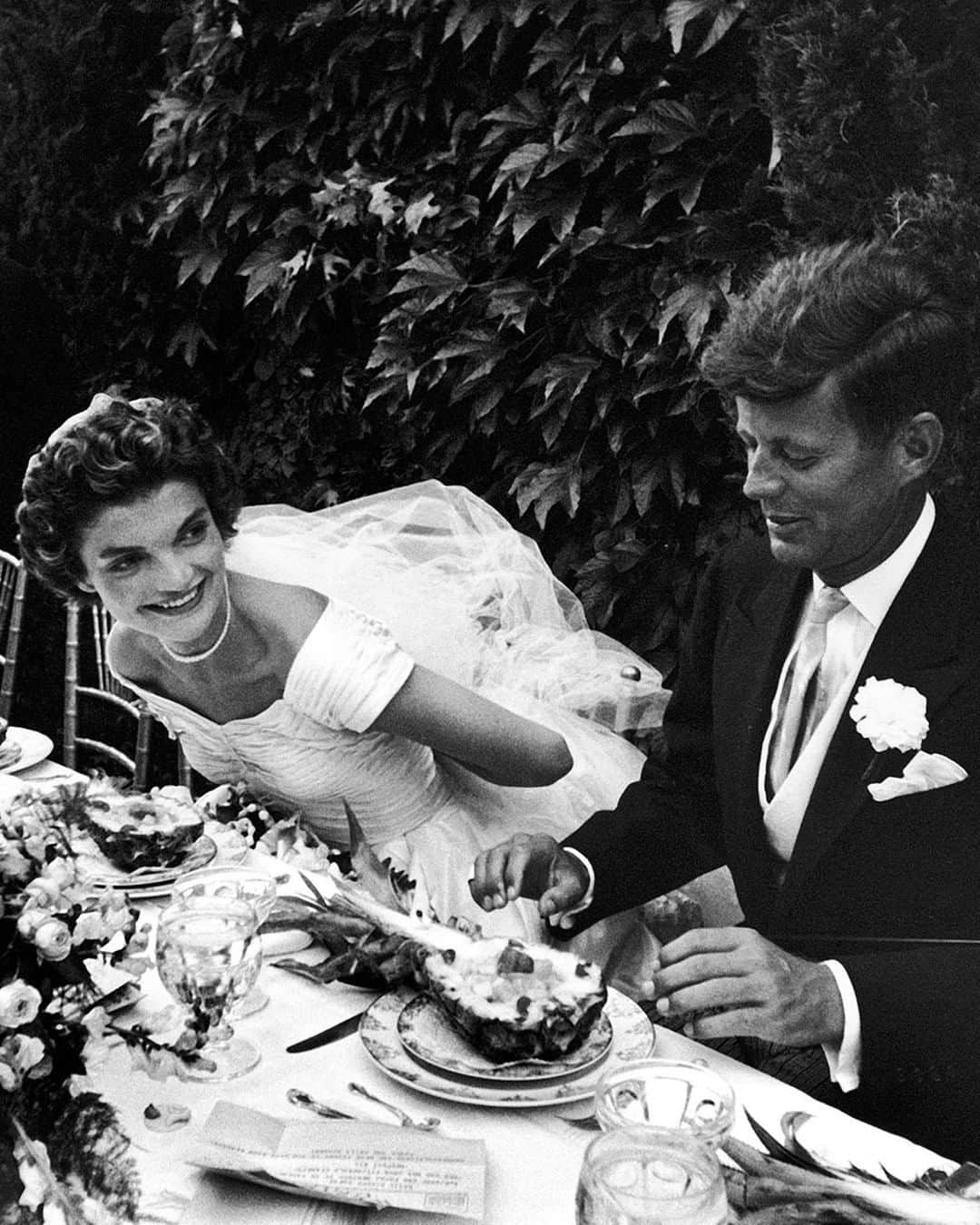 lifeさんのインスタグラム写真 - (lifeInstagram)「LIFE legend, First Lady and fashion icon, Jacqueline Kennedy Onassis was born 90 years ago today, July 28, 1929 in Southampton, New York. She is pictured here on her wedding day with John Kennedy in 1953. (Lisa Larsen—The LIFE Picture Collection/Getty Images) #LIFElegends #JackieO #JackieKennedy」7月28日 22時34分 - life