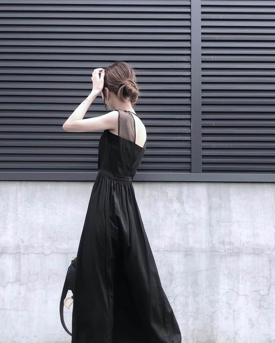 のインスタグラム：「outfit  バックスタイルもフロントのデザインも 360°タイプなノースリーブワンピース ♡♡ ( インナーにチューブトップを着てます )  後ろのボタンで3段階サイズ調節できて XS〜M(一般的なフリーサイズ)まで 幅広く着て頂けるサイズ感です👌🏻✨ ベージュと2色で8月販売予定 @amel_official__ . 追記 : 8/8(木)21:00 販売予定 です ♡  dress,ear cuff @amel_official__ bag,pierce @dior bracelet @chloe necklace @ete_official  shoes @marni  #ai_fashion #blackdress #blackonepiece」