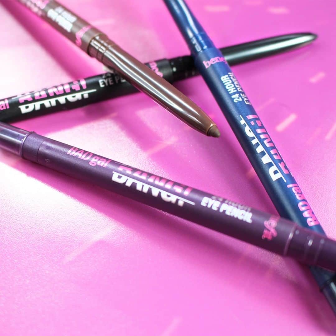 Benefit Cosmetics UKさんのインスタグラム写真 - (Benefit Cosmetics UKInstagram)「Take your liner game to new dimensions with our #NEW BADgal BANG! 24 hour eye pencil 👩🏽‍🚀⭐️ Transfer-resistant and has a built in smudger that blends the formula easily for an astronomical smokey eye ☄️ Available in stores and online for £18.50! #BADgalBang #outofthisworld #benefit #beauty #makeup #eyeliner . . . 📷 Image Description: All BAdgal BANG! 24 hour eye pencils on top of each other on a dark pink background」7月28日 22時46分 - benefitcosmeticsuk