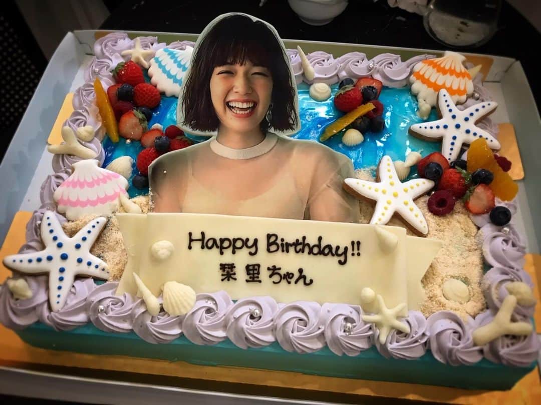 TBS「王様のブランチ」さんのインスタグラム写真 - (TBS「王様のブランチ」Instagram)「昨日のオンエア中に栞里ちゃんのバースデーを、可愛いケーキでみんなでお祝いしました！このケーキの栞里ちゃん、なんだか人魚感ある！  #佐藤栞里 #王様のブランチ #誕生日 #誕生日プレゼント」7月28日 22時46分 - brunch_tbs