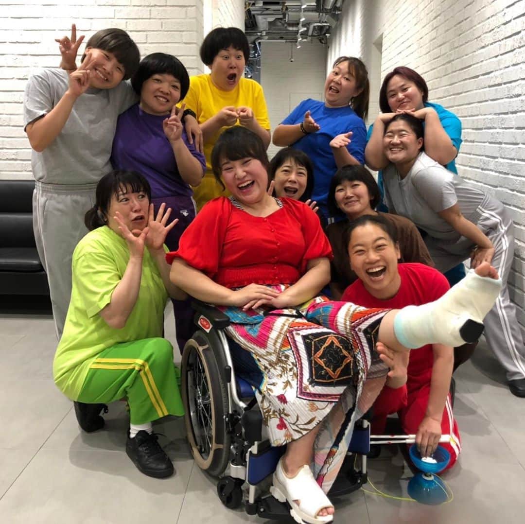 おかずクラブのインスタグラム：「ゆいPです。  イッテQ温泉同好会 一芸合宿。  今回はディアボロという中国コマに挑戦しました！！！！ 合宿中のバービーさんの芸人魂熱かったです！！！ そして、あさこ姉さんのソロには痺れました。  最後に隠し玉、おかずクラブの「君をのせて」  いかがでしたかな？  笑いあり涙ありの思い出に残る合宿でした！！！ #イッテQ #温泉同好会」