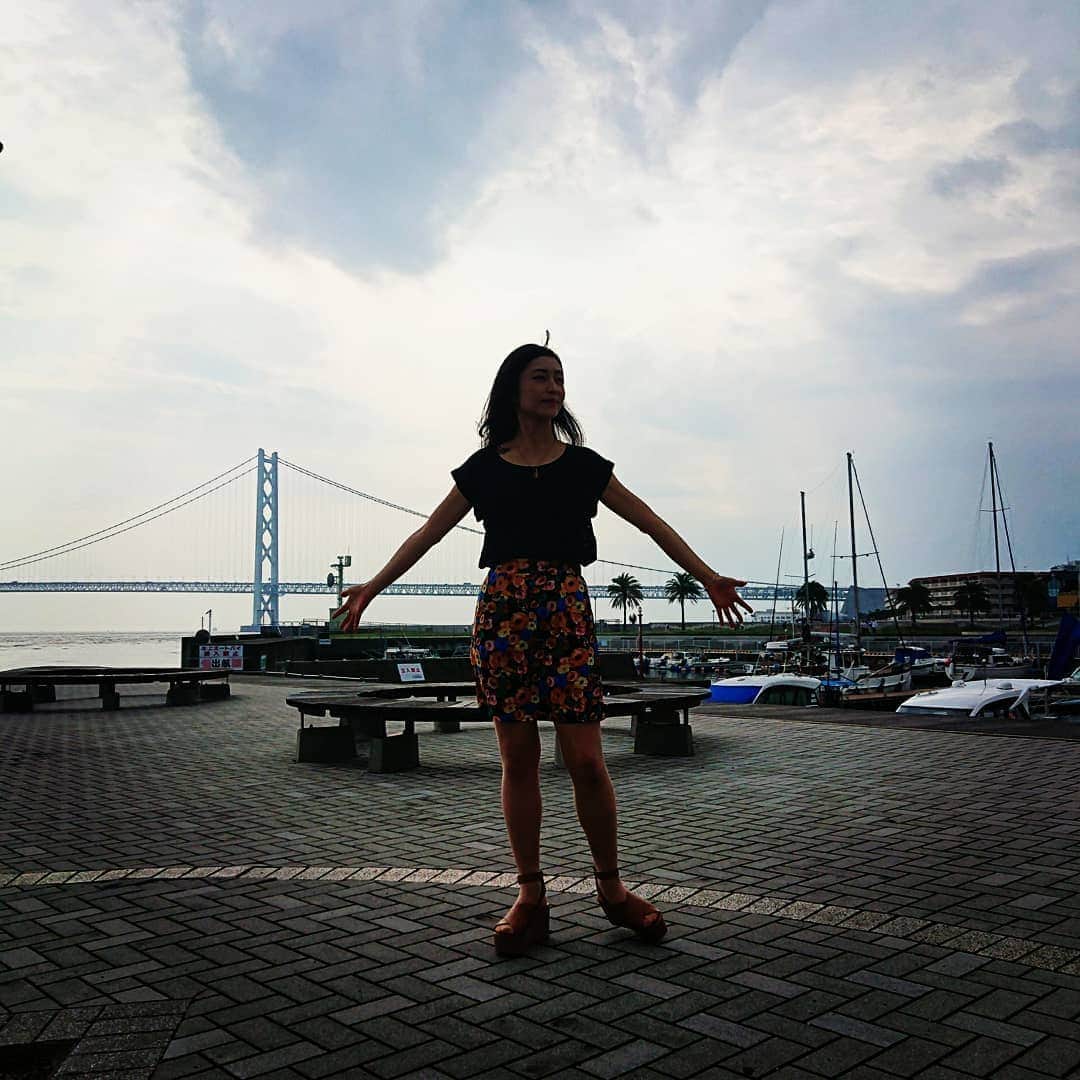 Yukiさんのインスタグラム写真 - (YukiInstagram)「神戸の垂水にあるアウトレット。 世界最長のつり橋、明石海峡大橋が見れます✨ 夜はライトアップもされてキレイですよ。  新しいスカートもお気に入り♥️💠 @rurume_official  There is the longest suspension bridge in the world in Kobe, Japan.  #D_Drive #yuki #kobe #suspensionbridge  #明石海峡大橋 #summer #outlet #fashion #guitarist  #guitarplayer」7月28日 22時40分 - d_drive_gt_yuki