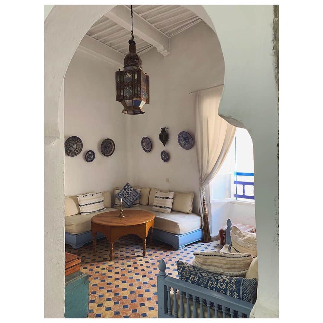 愛可さんのインスタグラム写真 - (愛可Instagram)「・ ・ モロッコ旅行記。 のんびりペース過ぎて、もはや回想録になっていますが、 まだまだ写真があります。  エッサウィラの続きです✈︎✈︎✈︎ ・ エッサウィラでは、旧市街で1番最初に出来たというホテル 『リヤド ヴィラ マロック』に宿泊しました。 ・ ・  1865年からあるというこちらの宿は、明るい中庭を囲むようにいくつもの客室があり、すべての部屋のインテリアが異なるそうで、客室の他にもゲストがくつろげる共有のスペースが所々にあります。  夜になると、ゲスト達が思い思いの場所でお酒やミントティーを片手に語らい、スタッフも一緒にお喋りしていたりと、とてもアットホームな宿でした。  インテリアは全てモロッコ流のしつらえで、真似したくなるような素敵なものばかり  そこまで気取りすぎてもなく、とても清潔にしてあって 素敵な誰かのお家に居るような温もりのあるリアドでした。  今回の旅で、1番私好みの宿です🌟  朝ごはんは毎日、屋上のテーブルでいただくのですが、 ここにいると代わる代わるスタッフやゲストの方々が話しかけてくれ、毎朝楽しい時間を過ごせました。  モロッコ流のサウナ、ハマムもあるのでマッサージとセットで楽しみ、アカスリなんかもしてもらったりと全身ツルついて、本当に極楽気分です。  私たちの部屋の窓からは数日後から始まる、エッサウィラ音楽祭のステージが見えて、その向こうには綺麗な海が望み、カモメの鳴き声が聞こえて、毎日のんびりと過ごせました。  また絶対にここに泊まろうと決めています、エッサウィラに行かれる際は本当におススメです。是非！  #エッサウィラ #ヴィラマロック @villamaroc  #VillaMaroc  #モロッコ旅行」7月28日 22時41分 - aikick