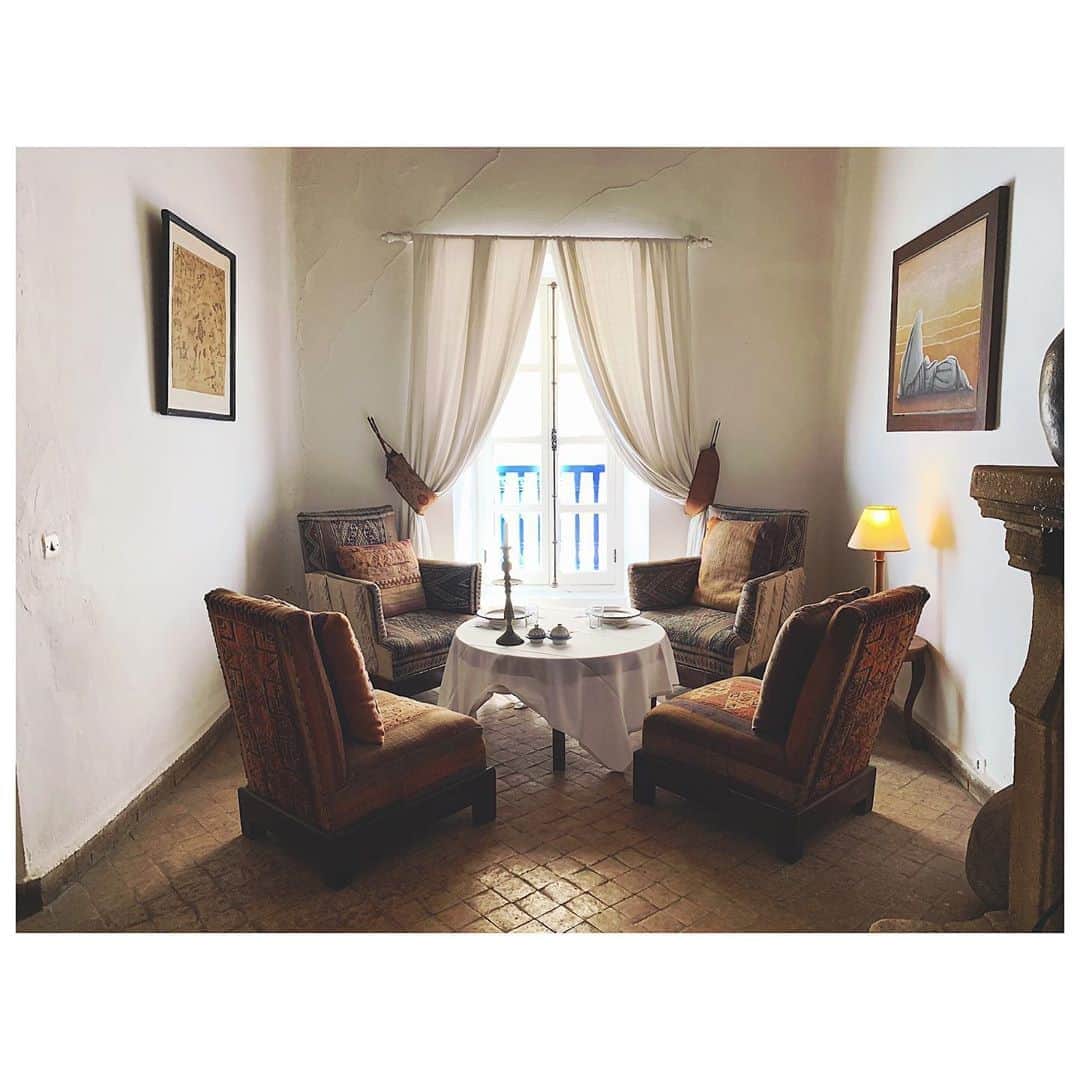 愛可さんのインスタグラム写真 - (愛可Instagram)「・ ・ モロッコ旅行記。 のんびりペース過ぎて、もはや回想録になっていますが、 まだまだ写真があります。  エッサウィラの続きです✈︎✈︎✈︎ ・ エッサウィラでは、旧市街で1番最初に出来たというホテル 『リヤド ヴィラ マロック』に宿泊しました。 ・ ・  1865年からあるというこちらの宿は、明るい中庭を囲むようにいくつもの客室があり、すべての部屋のインテリアが異なるそうで、客室の他にもゲストがくつろげる共有のスペースが所々にあります。  夜になると、ゲスト達が思い思いの場所でお酒やミントティーを片手に語らい、スタッフも一緒にお喋りしていたりと、とてもアットホームな宿でした。  インテリアは全てモロッコ流のしつらえで、真似したくなるような素敵なものばかり  そこまで気取りすぎてもなく、とても清潔にしてあって 素敵な誰かのお家に居るような温もりのあるリアドでした。  今回の旅で、1番私好みの宿です🌟  朝ごはんは毎日、屋上のテーブルでいただくのですが、 ここにいると代わる代わるスタッフやゲストの方々が話しかけてくれ、毎朝楽しい時間を過ごせました。  モロッコ流のサウナ、ハマムもあるのでマッサージとセットで楽しみ、アカスリなんかもしてもらったりと全身ツルついて、本当に極楽気分です。  私たちの部屋の窓からは数日後から始まる、エッサウィラ音楽祭のステージが見えて、その向こうには綺麗な海が望み、カモメの鳴き声が聞こえて、毎日のんびりと過ごせました。  また絶対にここに泊まろうと決めています、エッサウィラに行かれる際は本当におススメです。是非！  #エッサウィラ #ヴィラマロック @villamaroc  #VillaMaroc  #モロッコ旅行」7月28日 22時41分 - aikick