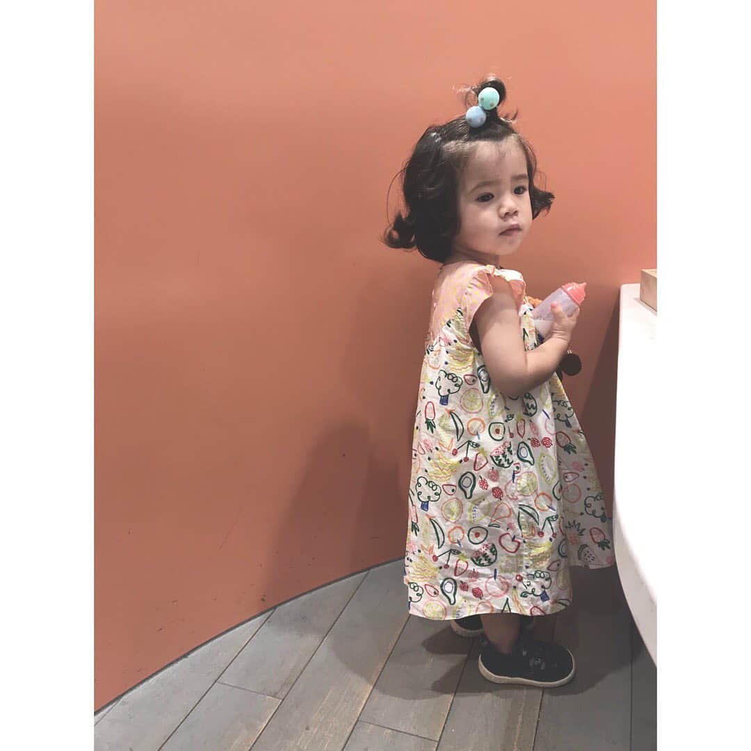 のインスタグラム：「明日から2ヶ月フランスに帰ります。 ヴァカンスで頭と心をリセット。  気がついたら、3月から4ヶ月東京にどっぷり浸かっていたよ。  転園やなんやかんやと親の都合で振り回される娘は、それでもとても強くいてくれて、 ますますワガママは増すけれど、何より愛おしさが勝り中。  最近の口ぐせは「ダメだよー」 イヤだ、の代わりにダメ。  どうもイヤイヤ期に突入したようで。 明日の飛行機20時間、1人でどうしのぐか、、考えるだけで憂鬱なわけです。  そんなこんなで、しばしフランスへ🇫🇷 #魔の2歳児 #イヤイヤ期突入か #地団駄踏むよ #子連れフライト」