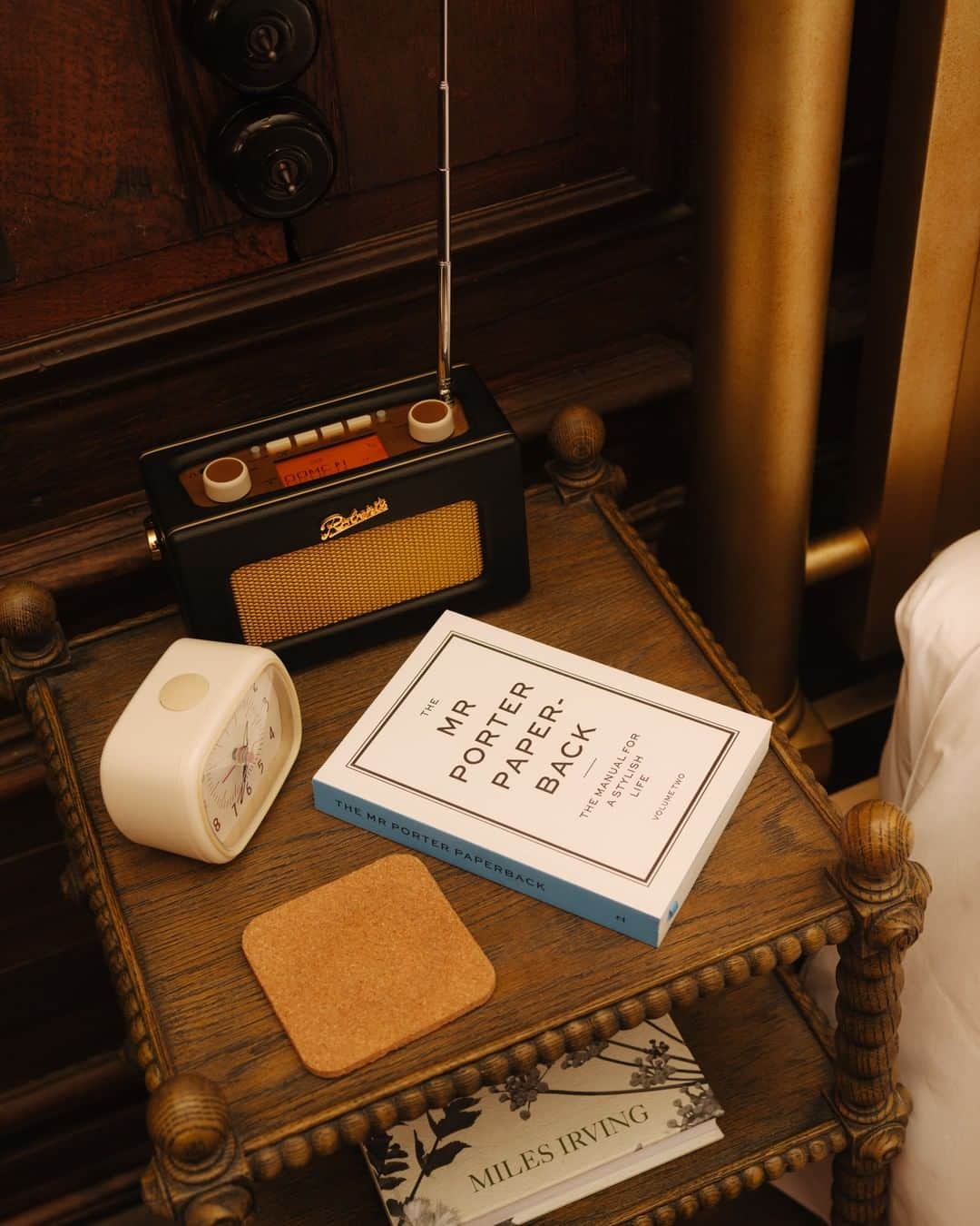 MR PORTERのインスタグラム：「Five more minutes? ⏰⁠ -⁠ Tap or head to the link in bio to shop the MR PORTER Paperback (413522) and #UNWINDwithMRPORTER @thepig_hotel」