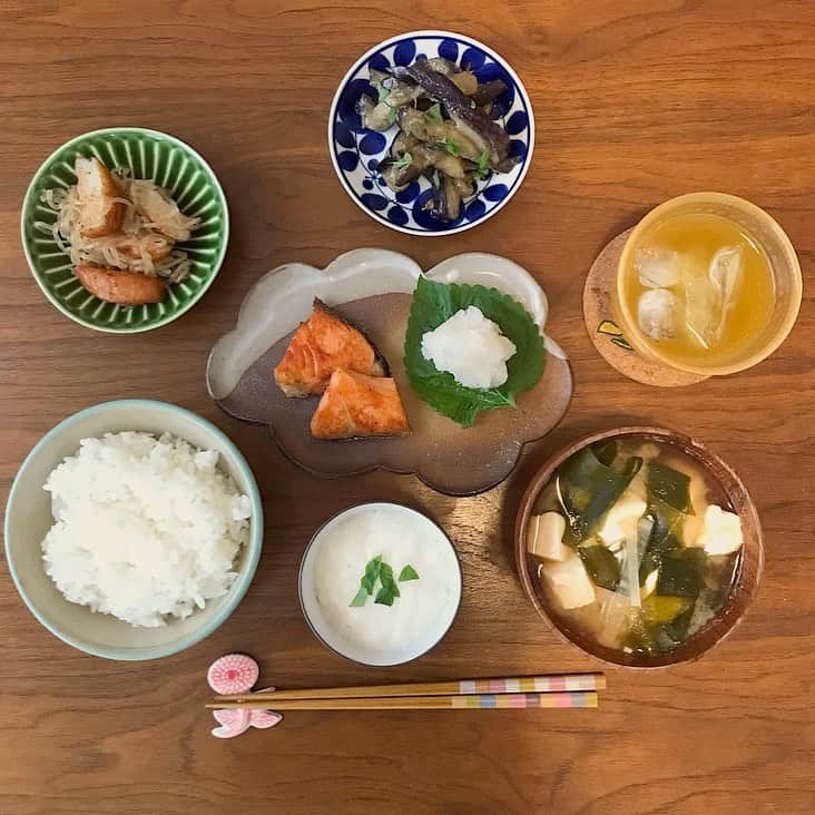 櫛引彩香のインスタグラム：「【大葉のデビュー日】 ついに、栽培している大葉が 食卓に並びました。 大葉記念日。なんちってー！ #おうちごはん  #ビキコのごはん  #大葉栽培 #鮭の時」