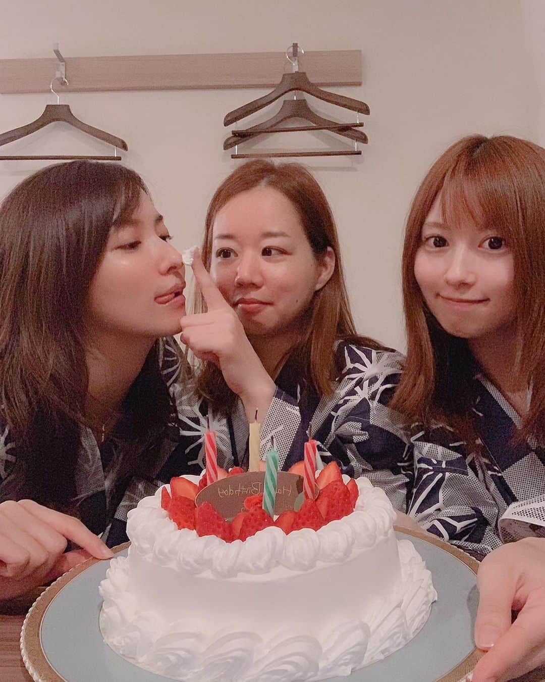 成瀬心美さんのインスタグラム写真 - (成瀬心美Instagram)「🎂 . . ってなわけで 今回のプチ旅行 ずく姉様のお誕生日でした！ . こそこそとレイチェルと プレゼント買ったり ケーキでサプライズしたり すっっっごく楽しかった☺️ . 嬉しくて泣いちゃう ずく姉様ほんと いとかわゆし😂 . . 久々に 腹筋つりそうになる程に 笑いまくった1日でした。 . これをパワーに変えて 明日からまた頑張ります☺️ . . ずく姉様🎉 出逢って初めてのお誕生日。 当日にお祝いできるって聞いて 本当に幸せだった。 心からのおめでとうと 涙サプライズをBGMにのせて ステキな一年を願ってるよ😘❤️ . . #happybirthday #birthday #cake #present #friends #love #trip #hakone #onsen #箱根 #温泉 #大好き #おめでとう」7月28日 22時53分 - coco3ndazo