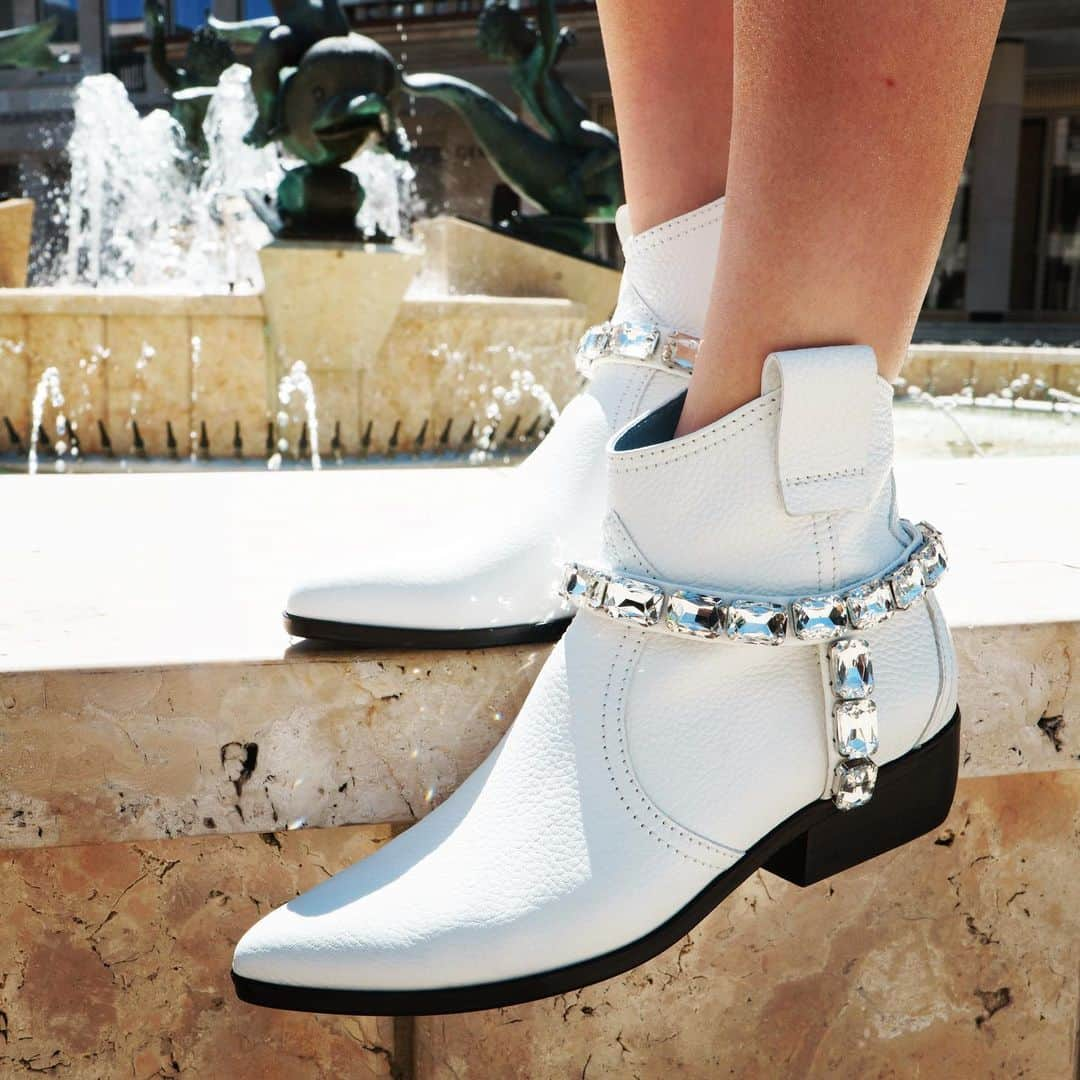 ケンネル&シュメンガーさんのインスタグラム写真 - (ケンネル&シュメンガーInstagram)「stay classy! #kennelundschmenger #summerbooties #crystals #whiteboots #summervibes」7月28日 22時57分 - kennelundschmenger