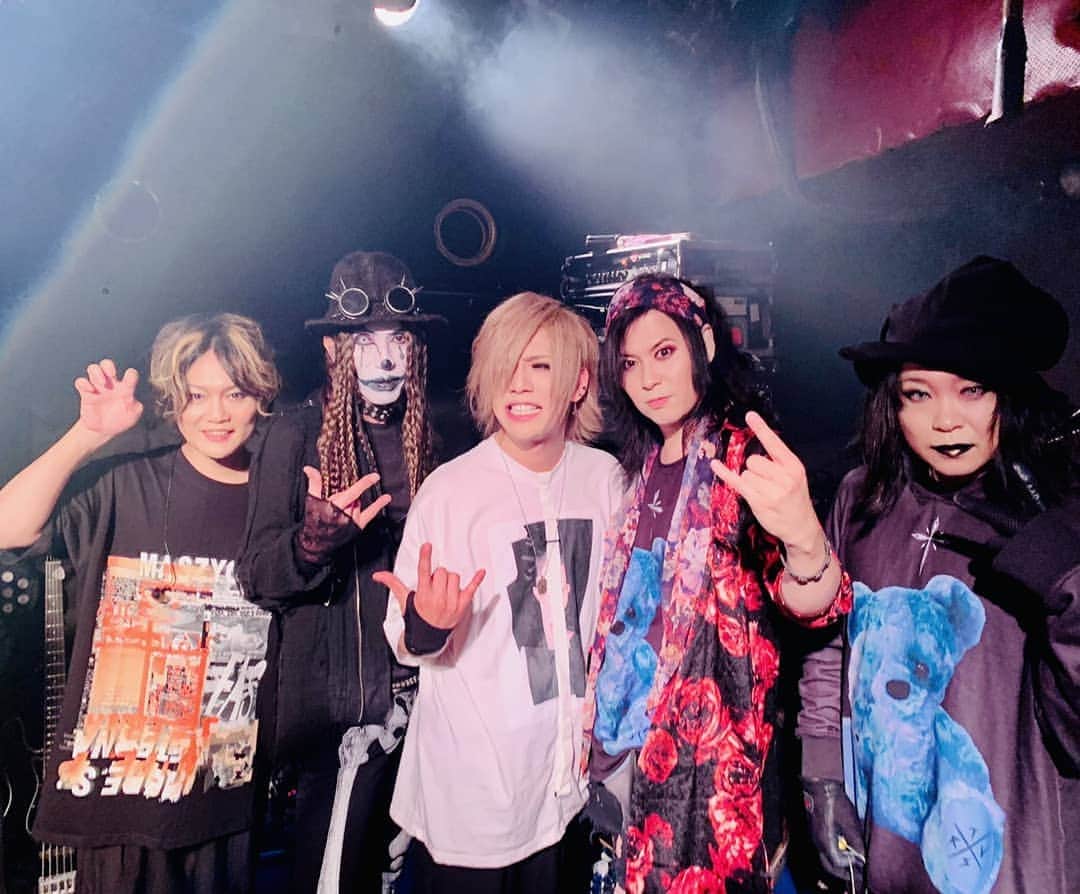 Chiyu のインスタグラム：「本日PENICILLINでもお世話になってる大先輩の千聖さん率いるCrack6さんと2マンでございました♪ 本当に愛あるMCでいじって頂き最高のバトンを渡して頂き感謝です(>_<) CHIYUのファンは千聖のファン。 千聖のファンはCHIYUのファン。 最高の名言出ましたね(笑) 主催ファイナルをCrack6パイセンと出来て幸せでした！ MCでも話しましたが本当に出会ってくれて、同じ時間を共有してくれてありがとうございました！ PENICILLINも宜しくです♪  #Crack6 #CHIYU #渋谷 #なんでおめぇとsnowしなきゃなんだし笑 #美月」