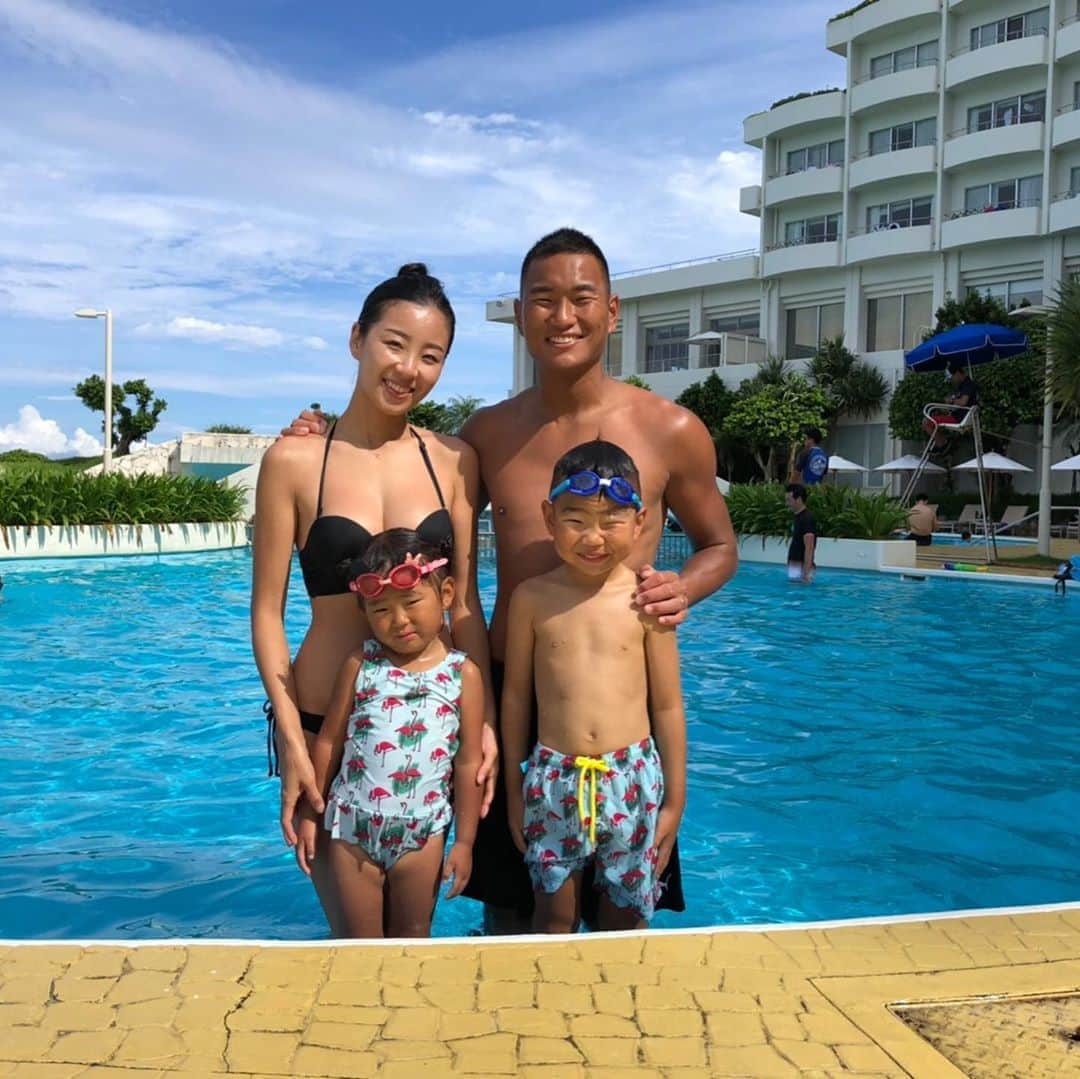 鄭大世さんのインスタグラム写真 - (鄭大世Instagram)「フルで沖縄いたけどあっという間の5連休だったなー。 無い物数えるよりあるもの数えたら本当に多くのものをサッカーに与えてもらった。 でもいつも裏切る自分。情けない。  吉原慎也さんにプロ一年目に沖縄旅行に連れてってもらった。川崎時代ずっとすごく可愛がってもらってて14年ぶりに沖縄で落ち合ってお互い10歳以上年取ったけど気持ちはあの頃と何も変わってない。今も変わらず一生懸命あの頃より息切らせながらボール追っかけてる。 もうちょい頑張ろ。  って投稿してたら新幹線の終電で静岡通り過ぎてしまった。。。 愛する妻が掛川までしか迎えに来てくれるそうだ。 いい女性と結婚したわ。」7月28日 22時57分 - chong_tese