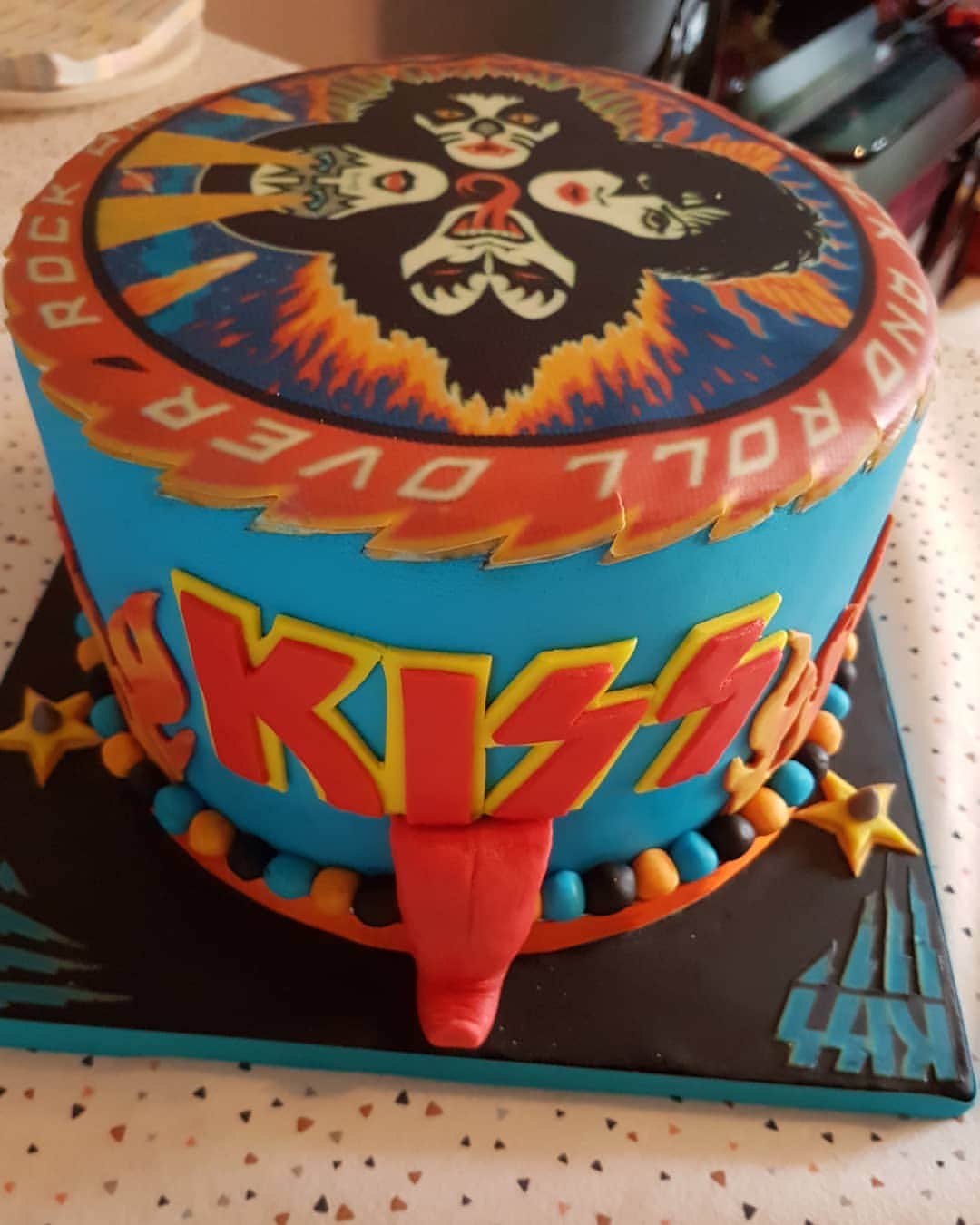 KISSさんのインスタグラム写真 - (KISSInstagram)「Celebrating 18th Birthday with #KISS! Thanks to Jack Skeldon for sharing his awesome Rock And Roll Over cake with us. Happy Birthday. #KISSARMYROCKS」7月28日 23時01分 - kissonline