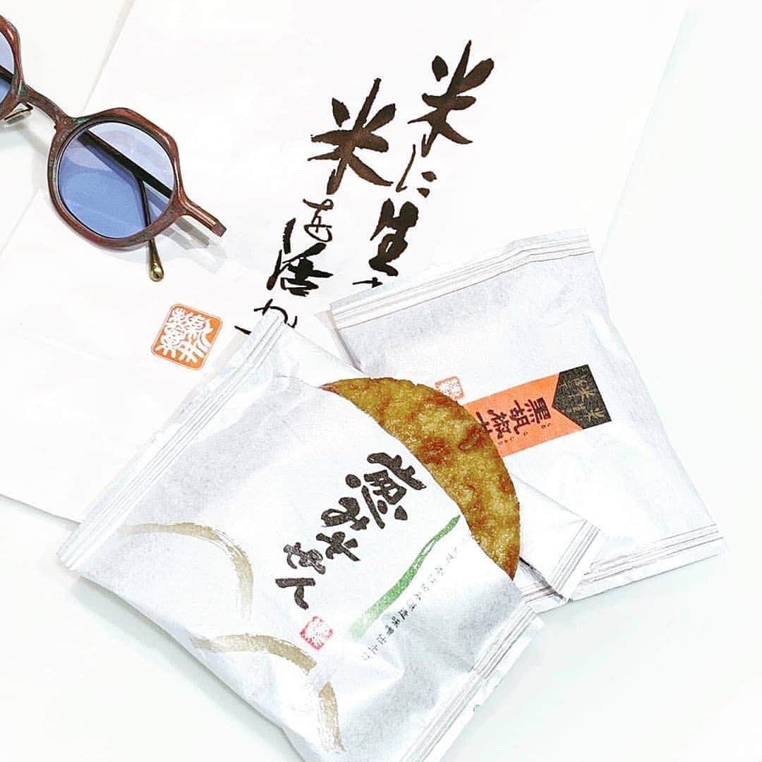 リガーズさんのインスタグラム写真 - (リガーズInstagram)「: Repost @kamuro.aoyama . Beat the summer heat with crispy Japanese cracker and a pair of RIGARDS. . You'll find us where the cool folks are. . #rigards #kamuro青山店 #aoyama #tokyo . 暑い日は塩っぱいものがやたら美味しいですね☺️💦A様から頂いた美味しいお煎餅🤤🍘いつも有難う御座います！ . . RIGARDS Model:RG0128CU . . #kamuro #kamuro青山店 #rigards #glasses  #sunglasses #fashion #cool #😎 #☀ #表参道 #青山 #おしゃれ #コーディネート #上級者 #かっこいい #異素材 #メガネ男子 #メガネ女子 #おすすめ #ねぎ味噌 #お煎餅 #🤤 #🍘 #ありがとうございます」7月28日 23時01分 - rigards