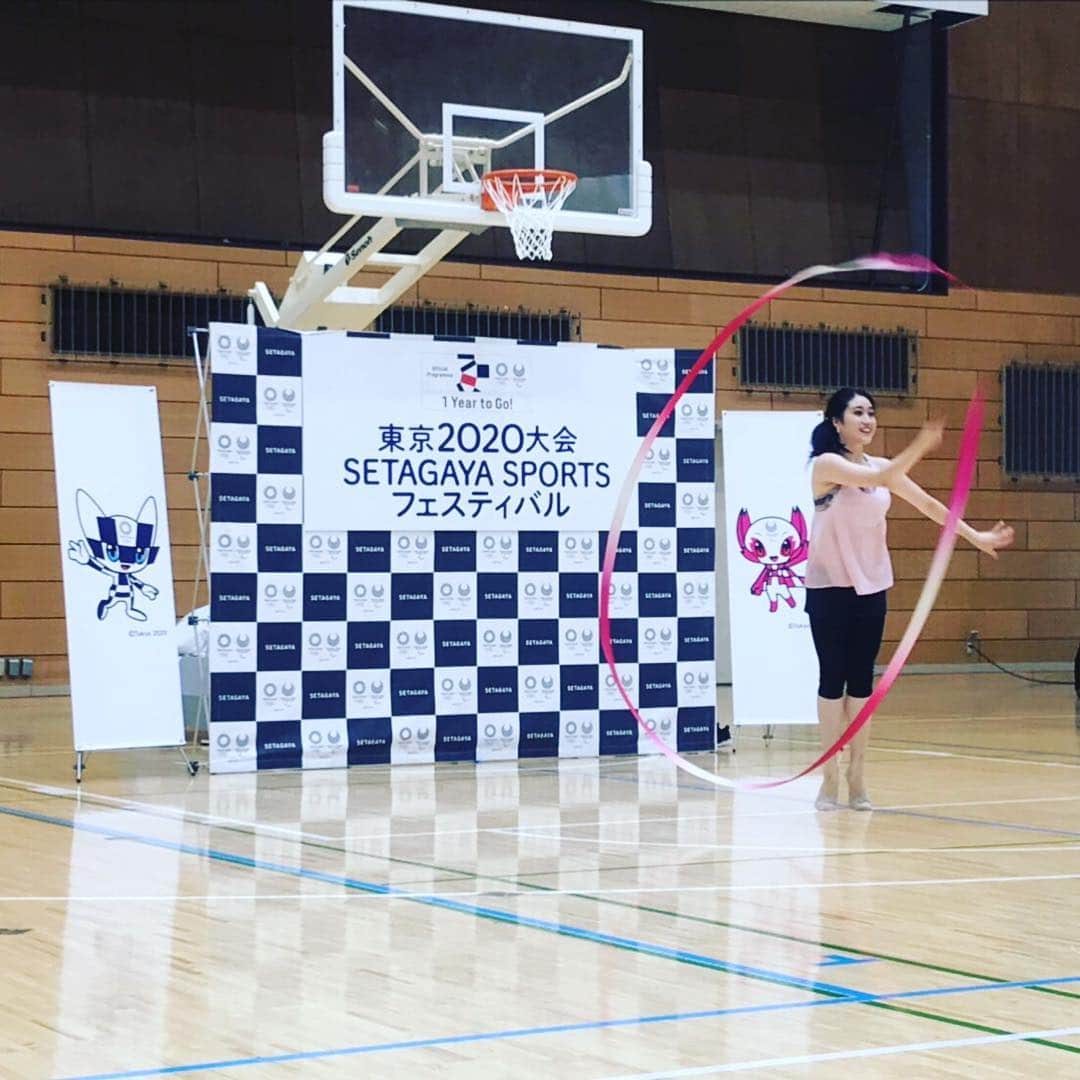 田中琴乃さんのインスタグラム写真 - (田中琴乃Instagram)「【東京2020大会 SETAGAYASPORTSフェスティバル】 ・ サーフィン・アーティスティックスイミング・カヌースプリント・水球・3on3・車いすバスケットボール・新体操のエキシビション＆体験会が実施されました✨ ・ たくさんのアスリートが集い、素晴らしいパフォーマンスに永遠感動しっぱなし🥺 ・ 私はゲストとして、MC Umeさんとともに会場を盛り上げ🎤✨ パフォーマンスも披露しました🎗 ・ 東京オリンピックまで1年をきりワクワクからか身体の動きも最近好調で、引退して7年にもなりますが、先日フェッテのローテーションは3×3、バックルのローテーションも2回転回れたんです。笑 ・ また写真upします🙆‍♀️（集合写真手元にあらずで…私の写真だけでごめんなさい😭） ・ ・ #tokyo2020 #東京2020大会開催1年前イベント  #アーティスティックスイミング  #水球 #カヌー  #サーフィン #いのちの教室  #3on3 #アースフレンズ東京z  #チア ##車いすバスケットボール #川崎wheelchairsportsclub  #新体操#rhythmicgymnastics  @risako.mitsui @seiji_iinuma  @hisashi_yoshizawa」7月28日 23時08分 - tanakakotono