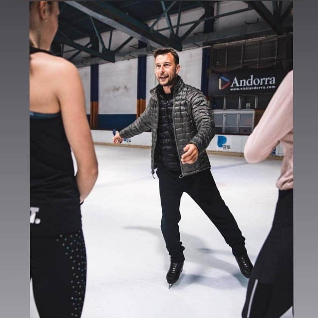 ISUグランプリシリーズさんのインスタグラム写真 - (ISUグランプリシリーズInstagram)「❄️ This one goes out to all the coaches, instructors and trainers who work hard to help their skaters all year long (even during the summer!!) on the ice and off the ice! 👇  Who is your favorite coach? 💬  #SkatingSummer #FigureSkating」7月28日 23時09分 - isufigureskating_x