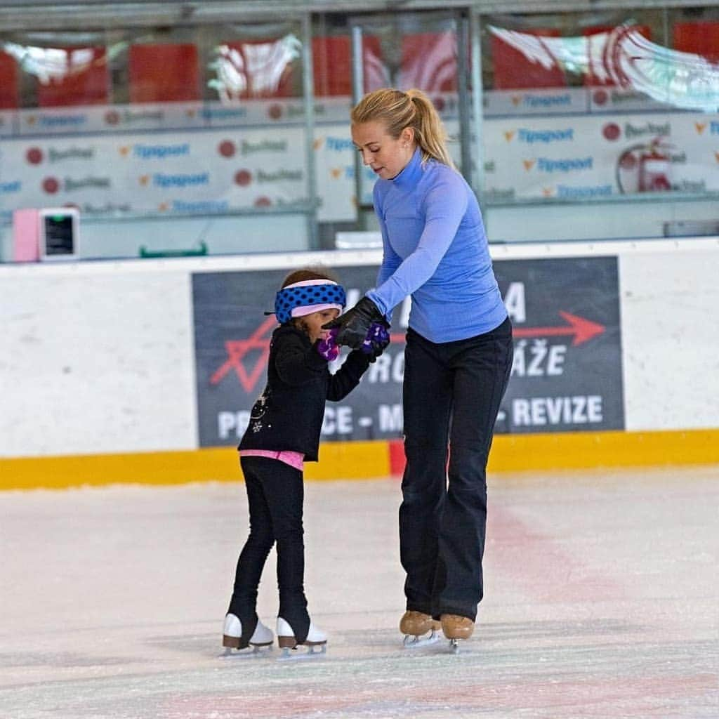 ISUグランプリシリーズさんのインスタグラム写真 - (ISUグランプリシリーズInstagram)「❄️ This one goes out to all the coaches, instructors and trainers who work hard to help their skaters all year long (even during the summer!!) on the ice and off the ice! 👇  Who is your favorite coach? 💬  #SkatingSummer #FigureSkating」7月28日 23時09分 - isufigureskating_x