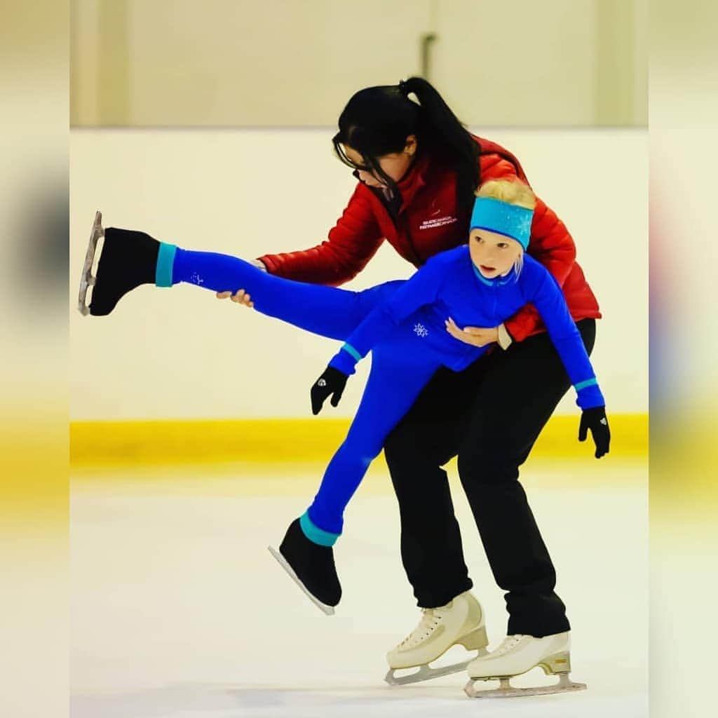 ISUグランプリシリーズさんのインスタグラム写真 - (ISUグランプリシリーズInstagram)「❄️ This one goes out to all the coaches, instructors and trainers who work hard to help their skaters all year long (even during the summer!!) on the ice and off the ice! 👇  Who is your favorite coach? 💬  #SkatingSummer #FigureSkating」7月28日 23時09分 - isufigureskating_x