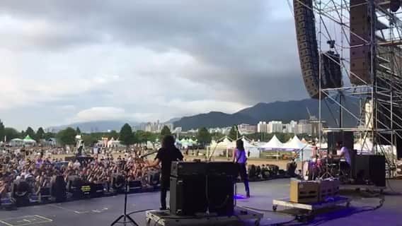 コートニー・バーネットのインスタグラム：「Thank you Busan!!!! 💥💥💥 Video by @slammmah xx」