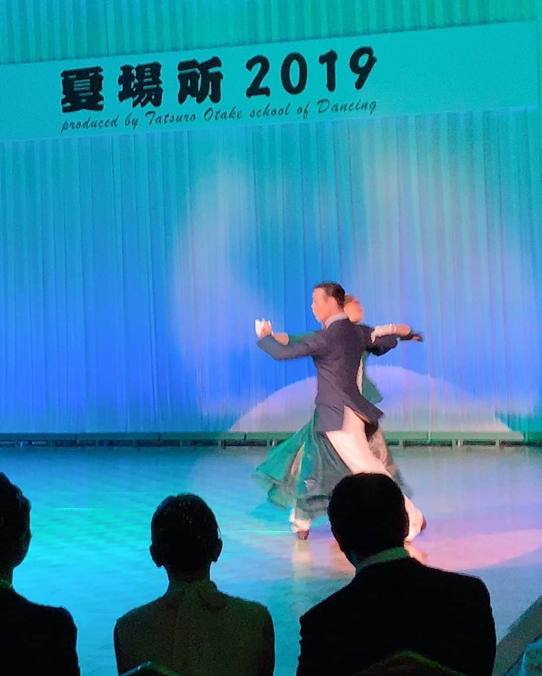 鳳翔大さんのインスタグラム写真 - (鳳翔大Instagram)「大竹先生にご招待して頂き、社交ダンスを観に行ってきましたー！  先生達のダンスの素晴らしい事…👏 いっぱい写真撮っちゃったわ📸 そして大竹先生が踊ってらっしゃるのを初めて生で見れました😭 さすが、レジェンド✨  本当に、やり続ける努力とは一番凄い事であり大変な事なんだなと実感しました。 i'mhereを通じて社交ダンスを知る機会が増え、その奥深さと難しさと楽しさと美しさが大好きになりました！  私も、頑張って続けてみたいと思います✨  #社交ダンス #帝国ホテル #大竹辰郎 先生 #舞台focus  #鳳翔大」7月28日 23時21分 - dai_hosho_official