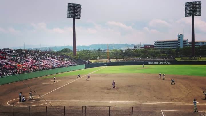 上杉あずさのインスタグラム：「. ㊗️我が母校 #藤蔭 高校が 2年連続3度目の夏の甲子園出場を決めました！本当におめでとーいん🏆たくさんの夢をありがとーいん❤️ #高校野球 #大分 大会 #決勝 #藤蔭 ５－１ #大分商 . 藤蔭はしっかりバットを振り、持ち味の打力発揮！走塁も積極的！ベンチも含めチーム一丸となって勝利へと攻める野球が面白いなと思いました。26歳の竹下監督、夏初采配で甲子園は凄い👏🏻うちの弟の友達でもある竹下くん、素晴らしい戦いを見せてくれてありがとーいん！野球好きのOGとしてはたまらんばい。 . 大分商はピンチでマウンドに集まるナインの姿から良いチームなんだなと感じました🥺ホークス #川瀬晃 選手の弟くんも登板！いい投手でした。まだ2年生！これからも楽しみだ！大商のみなさんお疲れ様でした！大商の分まで藤蔭、甲子園で暴れてくれ～～！！ふぁいとーいん！ 今年こそ、私も #甲子園 に応援行きたい✊⚾️どうか日程が合いますように🙏🏼🌈大好きな母校、先生達と今年も会えて良かった😆🌻 次は甲子園での勝利を期待してます✨ #oita #highschool #baseball #championship #victory」