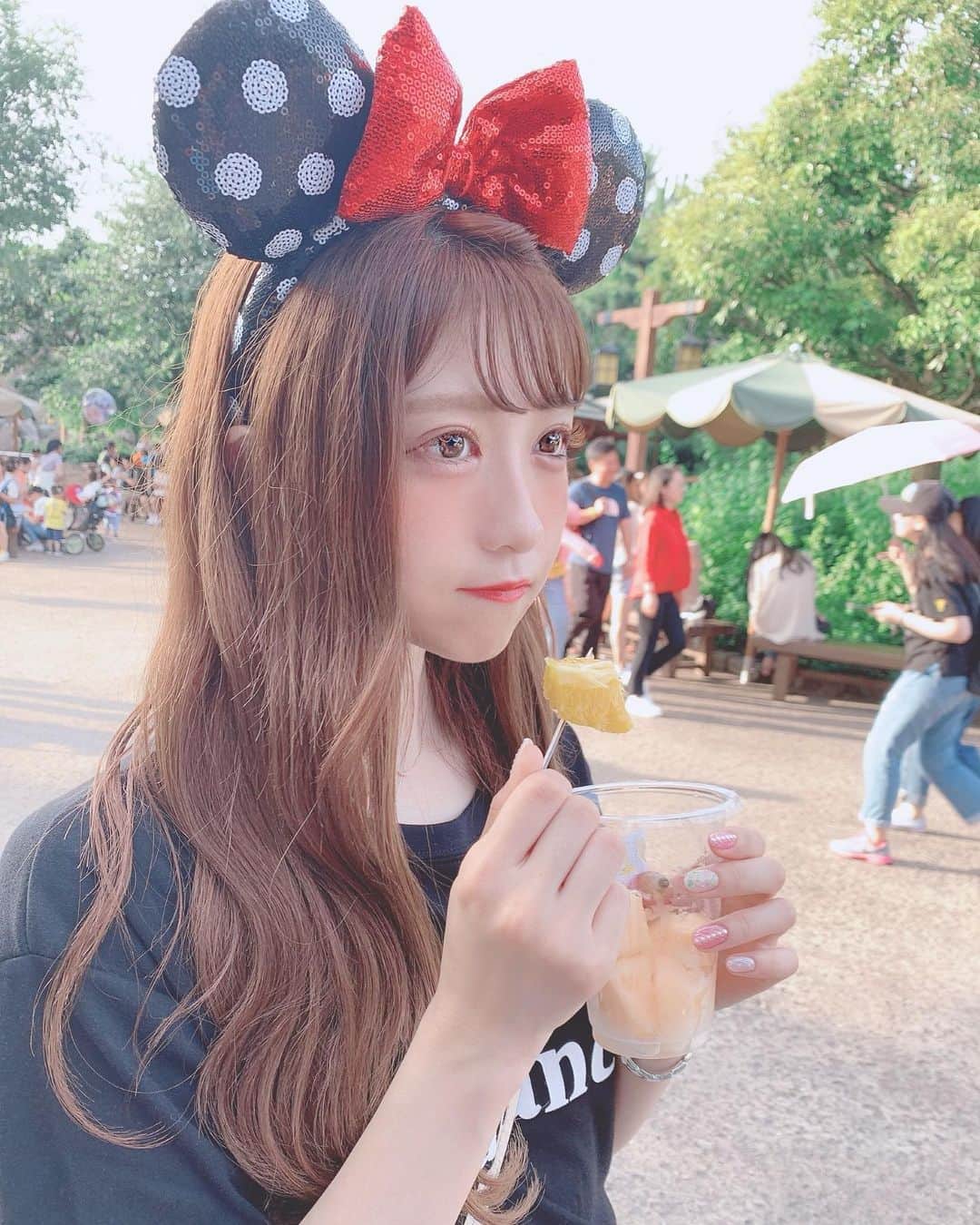 田口未彩のインスタグラム：「❤︎ . . みんなどんな休日すごした？ . . #上海ディズニー #上海ディズニーランド #ディズニーシー #duffyandfriends #ミニーちゃん #カチューシャ #duffy #上海 #上海旅行 #ウェーブヘア #オレンジメイク #シェリーメイ #ダッフィー #ダフメイ #シースルー前髪 #シースルーバング #ヘアアレンジ #ディズニーランド #ディズニー #ディズニーリゾート #ロングヘア #ロングヘアー #ロングヘアアレンジ #ロングヘアーアレンジ #インスタ映え #映え #キラキラ系」
