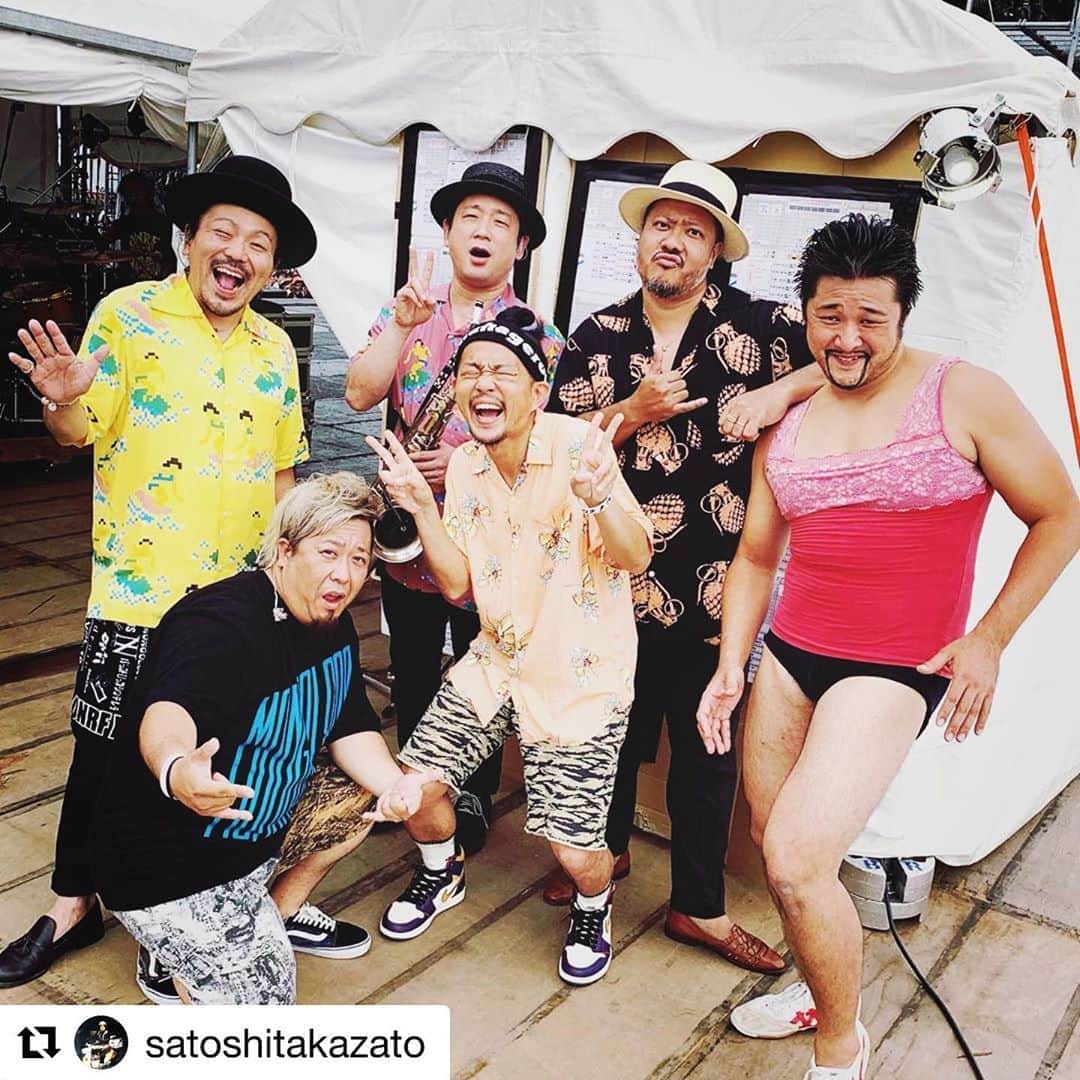 Kuboty のインスタグラム：「ONRF2019 DAY3 モンパチパイセンのサポートを務めさせてきただきました。 リハ一日のみ、からの本番、ガッチガチに緊張しまくったけど先輩や仲間達に見守られながら無事ステージをやり切りました。 この1ヶ月本当に色んなことがあった。 知らない番号から電話来たと思ったらキヨサクさんで、おれも何とか力になりたいと思って、まずしゅんとほせとぶんたに相談して。TOTALFATのライブを全力でやりながらモンパチ猛練習して、少しでもモンパチに馴染もうと日サロ通ったりしてw 猪狩も復活したし、ツヨシさんのDAも最高にカッコよかったし、色んなことあり過ぎたけどまじで男鹿で良かった。男鹿フェスがあれば大丈夫。男鹿フェスに感謝。  #Repost @satoshitakazato with @get_repost ・・・ 男鹿フェス！  本日のサポートは、TOTALFAT のギター、Kuboty！！ 細かいタッチから勢いのある音！  コーラスワークも助かったー！！ 初のセッションが粒マスタード安次嶺とのライブ、、、笑笑  いかに笑いをこらえるかが至難の技。  目を合わせてはいけない！  メドューサのごとく、身体なな魔法がかかってしまう！  あぶない！！Kuboty！！ 避けろ！かわしてくれー！  って、演奏しながらクボッティーの心配してたけど、Kubotyは目が調子悪くて全然目が開いてなかったから、粒マスタード安次嶺の魔法にかからずに済んだらしい、、、笑  良かったー！  サンキュー男鹿フェス！  サンキューKuboty！  サンキューお客さん！  ありがとう秋田ーーー！！ #mongol800 #tetrapots #粒マスタード安次嶺 #男鹿なまはげロックフェスティバル #TOTALFAT #Kuboty #秋田」