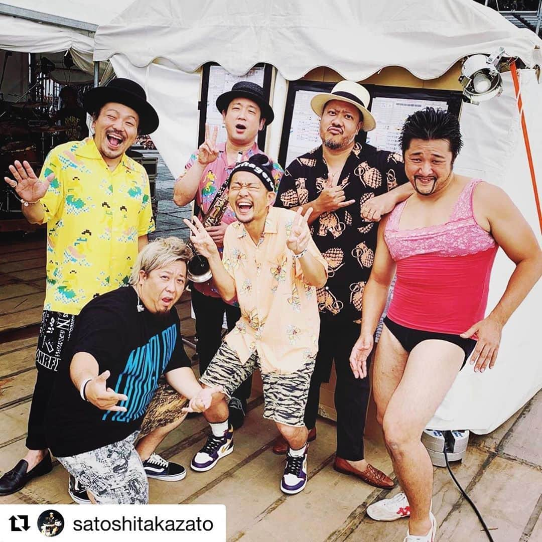 Kuboty さんのインスタグラム写真 - (Kuboty Instagram)「ONRF2019 DAY3 モンパチパイセンのサポートを務めさせてきただきました。 リハ一日のみ、からの本番、ガッチガチに緊張しまくったけど先輩や仲間達に見守られながら無事ステージをやり切りました。 この1ヶ月本当に色んなことがあった。 知らない番号から電話来たと思ったらキヨサクさんで、おれも何とか力になりたいと思って、まずしゅんとほせとぶんたに相談して。TOTALFATのライブを全力でやりながらモンパチ猛練習して、少しでもモンパチに馴染もうと日サロ通ったりしてw 猪狩も復活したし、ツヨシさんのDAも最高にカッコよかったし、色んなことあり過ぎたけどまじで男鹿で良かった。男鹿フェスがあれば大丈夫。男鹿フェスに感謝。  #Repost @satoshitakazato with @get_repost ・・・ 男鹿フェス！  本日のサポートは、TOTALFAT のギター、Kuboty！！ 細かいタッチから勢いのある音！  コーラスワークも助かったー！！ 初のセッションが粒マスタード安次嶺とのライブ、、、笑笑  いかに笑いをこらえるかが至難の技。  目を合わせてはいけない！  メドューサのごとく、身体なな魔法がかかってしまう！  あぶない！！Kuboty！！ 避けろ！かわしてくれー！  って、演奏しながらクボッティーの心配してたけど、Kubotyは目が調子悪くて全然目が開いてなかったから、粒マスタード安次嶺の魔法にかからずに済んだらしい、、、笑  良かったー！  サンキュー男鹿フェス！  サンキューKuboty！  サンキューお客さん！  ありがとう秋田ーーー！！ #mongol800 #tetrapots #粒マスタード安次嶺 #男鹿なまはげロックフェスティバル #TOTALFAT #Kuboty #秋田」7月28日 23時19分 - kuboty666