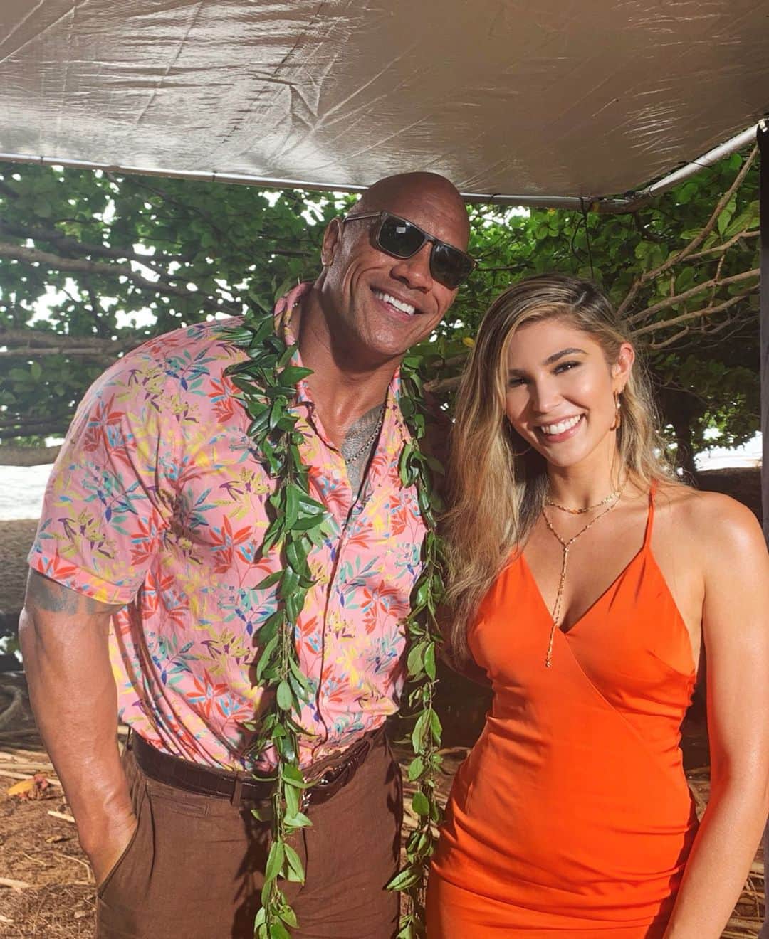 キャシー・ケリーのインスタグラム：「proof that i was indeed in hawaii for work 🤨🌺 #HobbsAndShaw was an absolute trip and a half!! can’t wait for you guys to see the movie and these interviews with @therock & @romanreigns!」