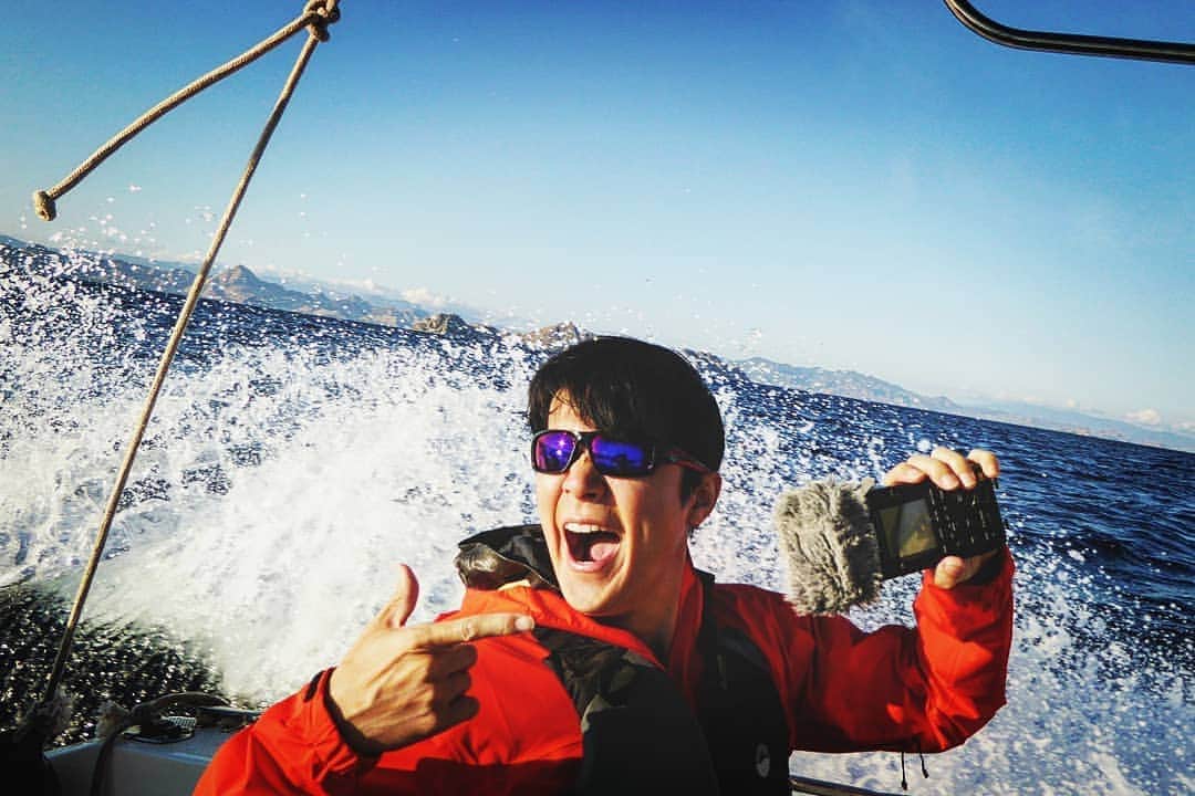 福山雅治さんのインスタグラム写真 - (福山雅治Instagram)「コモド島に向かう船上にて地底人ラジオ収録中！スタッフ  #地底人ラジオ #ホットスポット最後の楽園 #indonesia #左手のデンスケにも注目」7月28日 23時22分 - masaharu_fukuyama_official