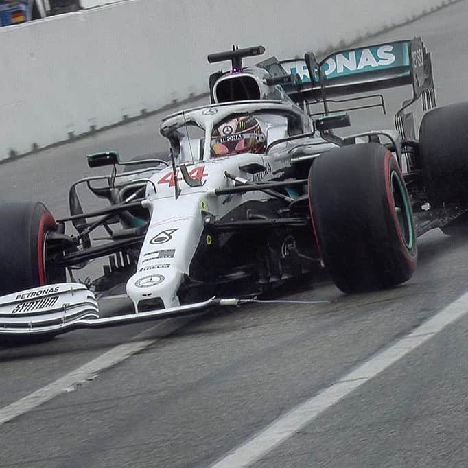 F1さんのインスタグラム写真 - (F1Instagram)「🧐 Problems for Lewis Hamilton . The Mercedes driver returns to the pits for a new front wing after going off and hitting the barriers at the same spot as Charles Leclerc... He’s also picked up a 5-second penalty for entering the pit lane on the wrong side of the bollard 😮 . #GermanGP 🇩🇪 #Formula1 #F1」7月28日 23時25分 - f1