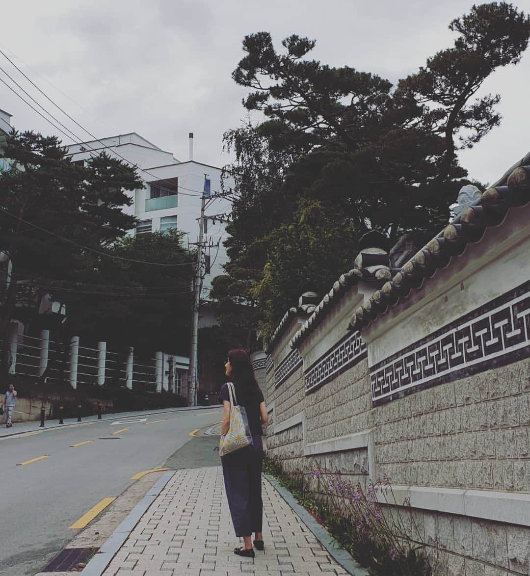 のインスタグラム：「좀 뜸했습니다. 인스타를 시시콜콜 재밌게 하고 싶은데🙄🤔어떻게하면 시시콜콜 재밌어질까요?ㅎ  하지만 시시콜콜 재밌게 삽시다~ 모두 굿밤~🌛🌜」