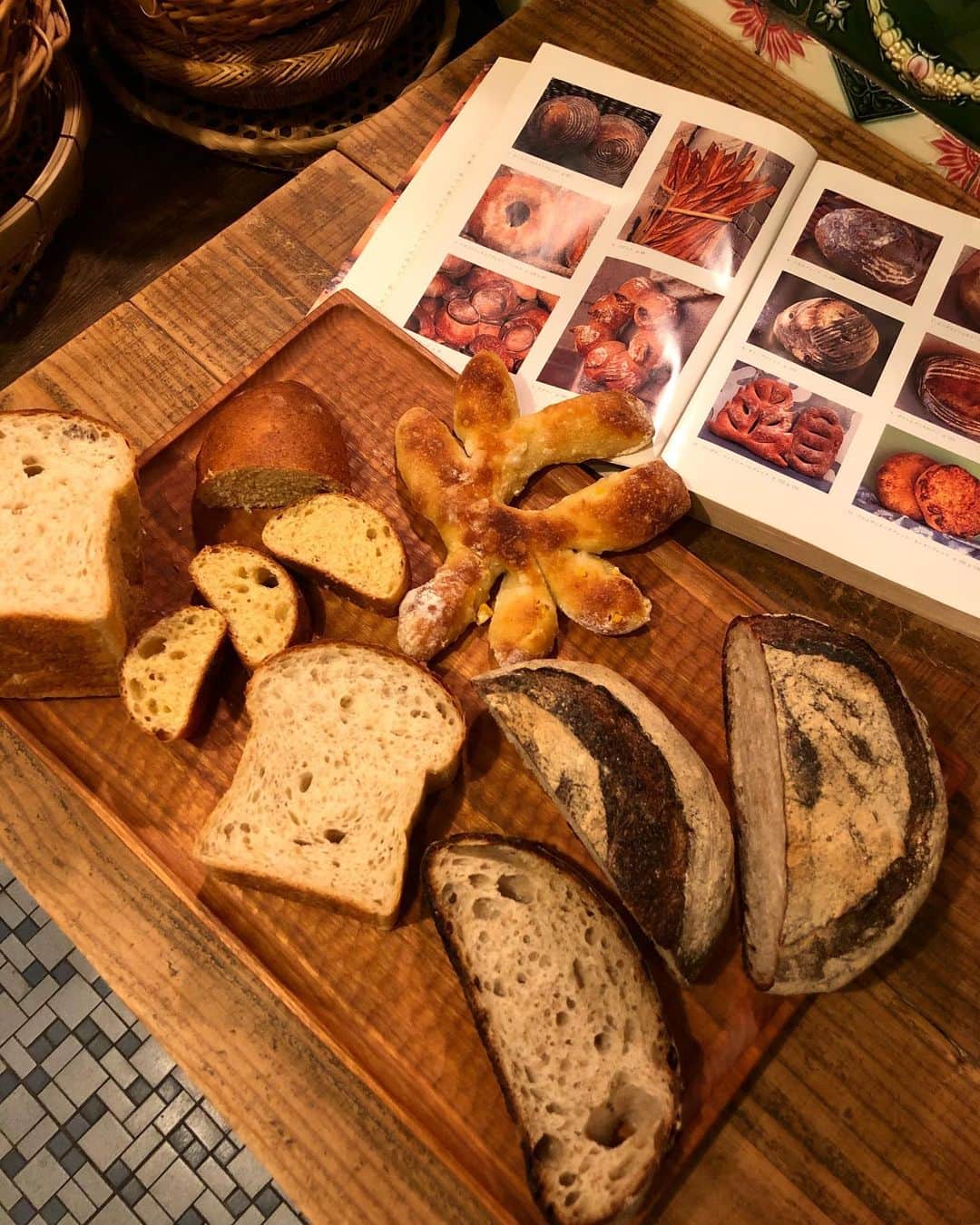 CHIPPRUSONのインスタグラム：「12年ぐらい真剣にやってると最初に作りたかったものはそれなりに出来るようになっていて、細かいディテールや技術的なこともちょっとずつ形になっていて、、、 ・ ・ パンの世界を旅しながら、これから私は何処を目指すのかしら？という新たな問いかけが生まれてきたり… テクニックを習得することに、ただただ夢中になれた時間を越えいくタイミングだな、と思うときがあるのです。 ・ ・ 美味しいってなんだろね。五感に訴えて、味覚から感動する感覚ってなんだろね。身体が喜ぶってどんなときだろう。きっとまだまだ、私が知らない世界、たくさんたくさんあるんだろうなぁ♩」