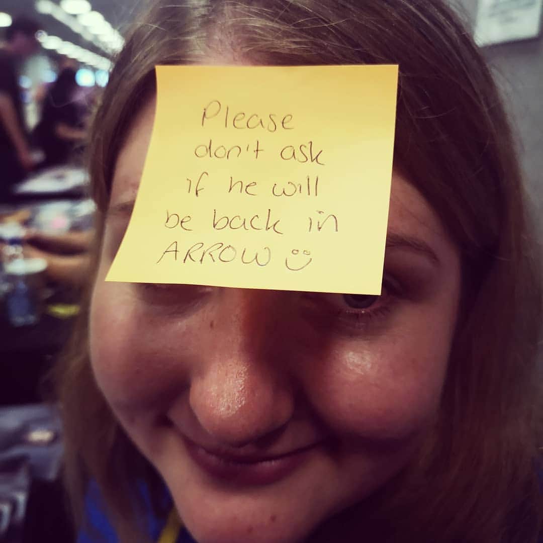 マヌー・ベネットさんのインスタグラム写真 - (マヌー・ベネットInstagram)「UPDATE! Live from London Film & Comic Con!! As a result of too many fans of Arrow asking "Will Deathstroke return in Season 8?" my dedicated signing assistant @bethe950 stuck this  post-it on her forehead. @officialshowmasters @cw_arrow @arrowwriters @stephenamell #Deathstroke #ikeepmypromiseskid」7月28日 23時39分 - manubennett