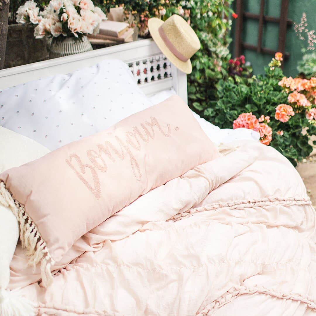 ロック&リパブリックのインスタグラム：「Say hello to pretty new bedding for less. Save 10% on @lclaurenconrad and more. Ends today! #lclaurenconrad #Kohls」