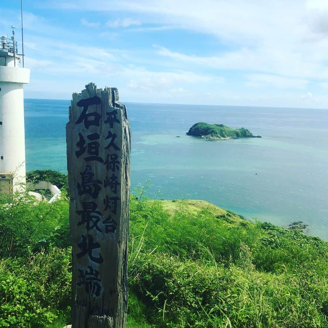 華沢友里奈さんのインスタグラム写真 - (華沢友里奈Instagram)「どこの海ですか？との 質問が多かった海は  人生で初めて 石垣島に行ってきましたあ(((o(*ﾟ▽ﾟ*)o)))♡ そのために買ったスマホの防水ケースは いまだに外れず今年の夏は一緒に 過ごすことになりそう🤣  見渡す限り今までにみたことない綺麗な 海でひたすらテンション高かった私❤️ 青の洞窟と幻の島に行ってシュノーケリング(´∀｀=) しかもウミガメさんもいて可愛かった(´°̥̥̥̥̥̥̥̥ω°̥̥̥̥̥̥̥̥｀) 写真撮れなかったのが残念。。。 御神崎や平久保崎に景色を見てきたり 石垣島を満喫してきました😍❤️ 現地の人に教えてもらった 泡盛とコーヒー割りがめちゃくちゃ 美味しくて感動した🥺❤️❤️ 民謡居酒屋にも行って素敵な歌をたくさん聞いたりと久しぶりにのんびりしてきた ╰(*´︶`*)╯♡ 日焼け止め対策頑張ってたけど 一番油断していた頭皮が今やばいことになってるけど本当に移住したいくらい好きになった☆*:.｡. o(≧▽≦)o .｡.:*☆ ちなみに私は青の洞窟のシュノーケリングが一番好きでした(๑╹ω╹๑ )✨ #石垣島 #青の洞窟 #幻の島 #御神島 #平久保崎 #民謡居酒屋 #夏 #海 #水着 #旅行 #ストレス発散 #followme」7月28日 23時34分 - hanazawayurina