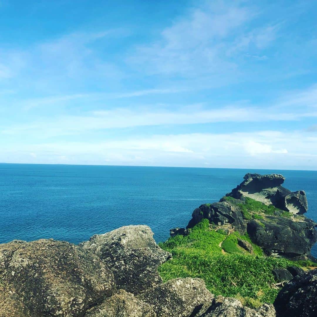 華沢友里奈さんのインスタグラム写真 - (華沢友里奈Instagram)「どこの海ですか？との 質問が多かった海は  人生で初めて 石垣島に行ってきましたあ(((o(*ﾟ▽ﾟ*)o)))♡ そのために買ったスマホの防水ケースは いまだに外れず今年の夏は一緒に 過ごすことになりそう🤣  見渡す限り今までにみたことない綺麗な 海でひたすらテンション高かった私❤️ 青の洞窟と幻の島に行ってシュノーケリング(´∀｀=) しかもウミガメさんもいて可愛かった(´°̥̥̥̥̥̥̥̥ω°̥̥̥̥̥̥̥̥｀) 写真撮れなかったのが残念。。。 御神崎や平久保崎に景色を見てきたり 石垣島を満喫してきました😍❤️ 現地の人に教えてもらった 泡盛とコーヒー割りがめちゃくちゃ 美味しくて感動した🥺❤️❤️ 民謡居酒屋にも行って素敵な歌をたくさん聞いたりと久しぶりにのんびりしてきた ╰(*´︶`*)╯♡ 日焼け止め対策頑張ってたけど 一番油断していた頭皮が今やばいことになってるけど本当に移住したいくらい好きになった☆*:.｡. o(≧▽≦)o .｡.:*☆ ちなみに私は青の洞窟のシュノーケリングが一番好きでした(๑╹ω╹๑ )✨ #石垣島 #青の洞窟 #幻の島 #御神島 #平久保崎 #民謡居酒屋 #夏 #海 #水着 #旅行 #ストレス発散 #followme」7月28日 23時34分 - hanazawayurina