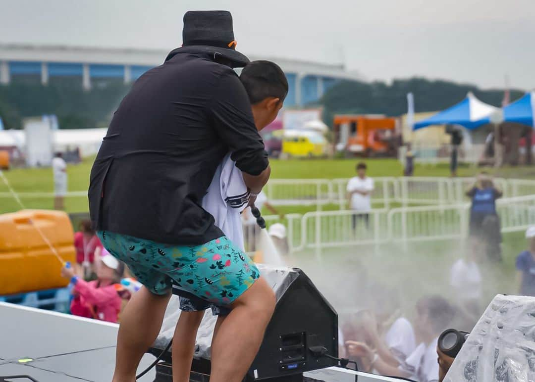 平井俊輔さんのインスタグラム写真 - (平井俊輔Instagram)「満天日和。 #ウォーターラン #WaterRun #2019 #2days  #メインMC をさせて頂きました。 30度を超える炎天下の中、 MCだけでなく、 水掛けまくり、走って飛んで、 一日中汗なのか水なのか分からないぐらいお客さんと一緒に騒ぎました！ DJプレイ中に来てるお客さん達に水をステージからぶっかけまくって一緒に盛り上がりました🤗 楽し過ぎたし、疲れたー💦 💧💧💧 🙆‍♂️🙆‍♀️🙆‍♂️ ダンサーで来られてた、 #ばーれすく東京 さん達とも一緒に、 騒がせて頂きました🤩 写真もありがとうございました！ 男の夢。 額に入れて玄関に飾りたいと思いますww まだまだ騒ぐ。 楽しい二日間でした。 ps.ちゃんと正規のお仕事でしたよ笑」7月28日 23時36分 - bobuhirai0311