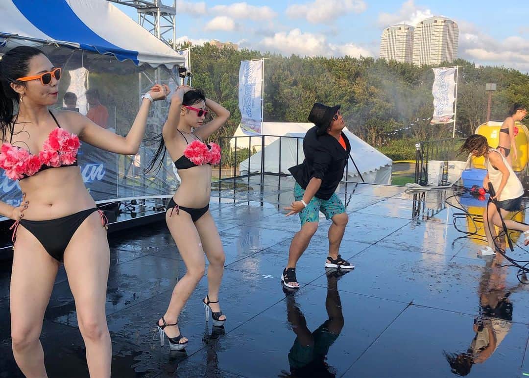 平井俊輔さんのインスタグラム写真 - (平井俊輔Instagram)「満天日和。 #ウォーターラン #WaterRun #2019 #2days  #メインMC をさせて頂きました。 30度を超える炎天下の中、 MCだけでなく、 水掛けまくり、走って飛んで、 一日中汗なのか水なのか分からないぐらいお客さんと一緒に騒ぎました！ DJプレイ中に来てるお客さん達に水をステージからぶっかけまくって一緒に盛り上がりました🤗 楽し過ぎたし、疲れたー💦 💧💧💧 🙆‍♂️🙆‍♀️🙆‍♂️ ダンサーで来られてた、 #ばーれすく東京 さん達とも一緒に、 騒がせて頂きました🤩 写真もありがとうございました！ 男の夢。 額に入れて玄関に飾りたいと思いますww まだまだ騒ぐ。 楽しい二日間でした。 ps.ちゃんと正規のお仕事でしたよ笑」7月28日 23時36分 - bobuhirai0311