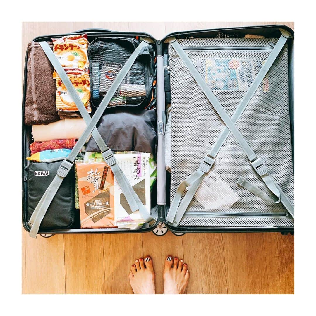坂田陽子さんのインスタグラム写真 - (坂田陽子Instagram)「今日から約1ヶ月。初めての海外留学&ホームステイを経験する為に旅立った中3の 息子。 ・ 1ヶ月前。突然留学したいと言いだし、バタバタと手続きを進めている間、一度も不安を口にする事なく、楽しみでしか無い、と、こちらからしてみれば どこにそんな自信があるのだろうと不思議に思う位に前向きな彼の姿に驚いた。 ・ 日本食持っていく？と聞いても要らない、と言う。え？そんなに環境に順応できるタイプでしたっけ？ けどやっぱり心配で笑。 こっそりチキンラーメン（日本食なの😂？）と海苔だけスーツケースに入れておいた。 ・ 空港ではチェックイン後、じゃあね、ってちょっと近所の友達の家に遊びに行くみたいにあっさりとゲートに入っていってしまった💦 話し足りなくて、まだ姿が見えてる内に電話して 本当に気をつけてね。向こうに着いたら、、と話してるのを遮られ、大丈夫だから。もうかけて来ないで〜、と切られた😂 ・ え？え？ いつの間にそんなにたくましく、大人になったの！？ ・ 驚きの連続だったけど 今の彼なら 不安も失敗も全部スポンジみたいに吸収して、きっと全て素晴らしい経験に変えられるだろうなぁ、って。ちょっと寂しいけど（いや、かなり）こちらも安心して 1ヶ月後、より成長して帰ってくる姿を楽しみにするとしよう😆」7月28日 23時37分 - yokosakata