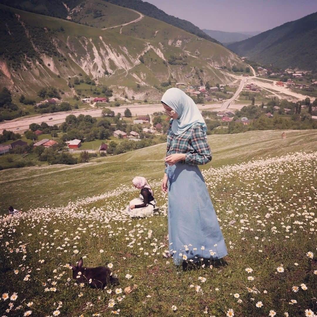 ナショナルジオグラフィックさんのインスタグラム写真 - (ナショナルジオグラフィックInstagram)「Photo by Diana Markosian @markosian | Finding a scene reminiscent of the "Sound of Music" in an open field in Chechnya. #chechnya」7月28日 23時37分 - natgeo