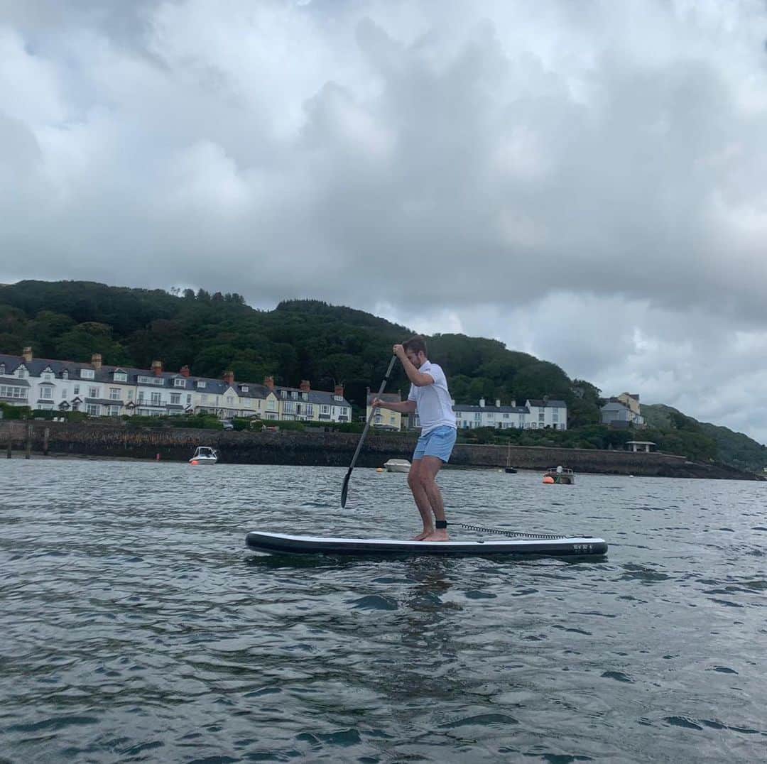 サム・ウォーカーのインスタグラム：「Got this paddleboarding thing cracked... Now just need the weather! 🤷🏻‍♂️🌤🏄🏻‍♂️」