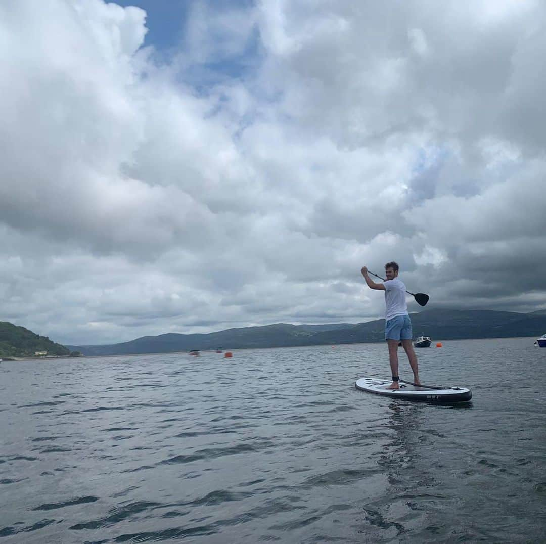 サム・ウォーカーさんのインスタグラム写真 - (サム・ウォーカーInstagram)「Got this paddleboarding thing cracked... Now just need the weather! 🤷🏻‍♂️🌤🏄🏻‍♂️」7月28日 23時41分 - samwalker_tt