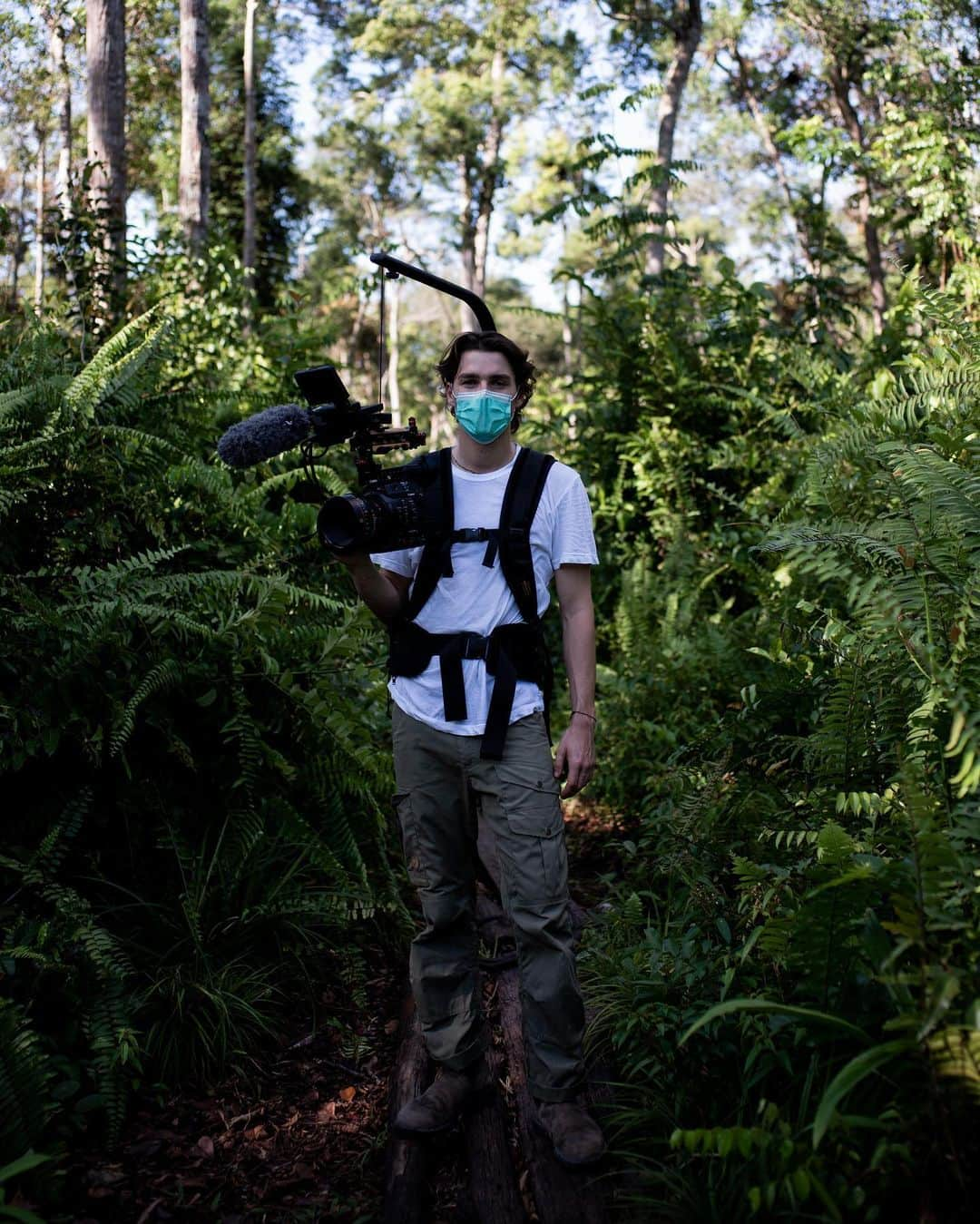 Jackson Harriesさんのインスタグラム写真 - (Jackson HarriesInstagram)「Shooting in the Central Kalimantan, Borneo with @bosfoundation. Working up close with rehabilitated Orangutang was one of the most unique experiences I’ve had. It was important we wore masks at all times to ensure the safety of the animals and protect their health. In this image I’m also wearing an easyrig which helps take the weight of the camera and made shooting long hours in the jungle more bearable.」7月28日 23時44分 - jackharries