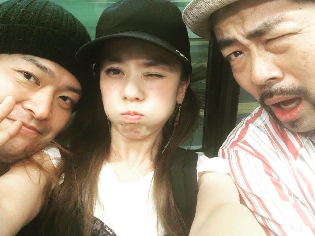 azumiのインスタグラム：「両手にグルーヴ❤️ #swingo #みどりん #soilandpimpsessions  @swingo45 @midorin0130」