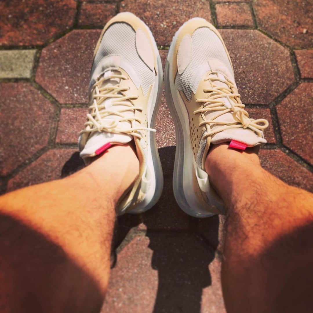 宇野薫のインスタグラム：「UNO☆KICKS  NIKE AIR MAX 720 OBJ　 最近ベージュのスニーカーが好き  #unokicks #caoluno #宇野薫」