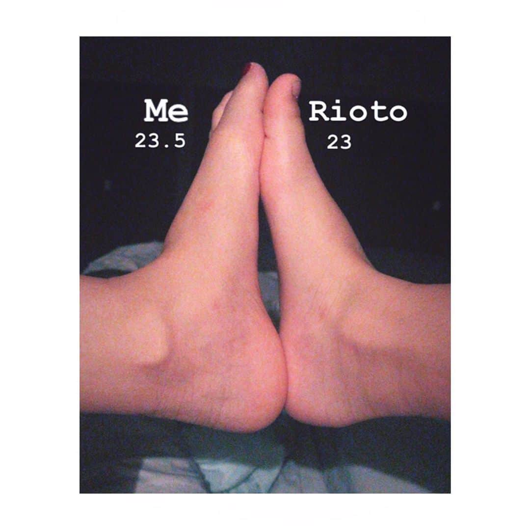 鈴木紗理奈さんのインスタグラム写真 - (鈴木紗理奈Instagram)「足のsize もう今年中には 抜かれそう。  #riototomama」7月29日 0時05分 - munehirovoice