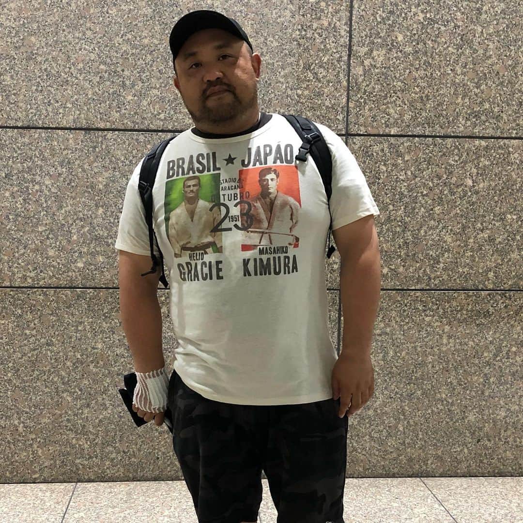 丸山ゴンザレスのインスタグラム：「ニューヨークの格闘技専門のメーカーのショップで買ったレジェンド過ぎるTシャツがお気に入り。また行きたいな〜  #superareshop」