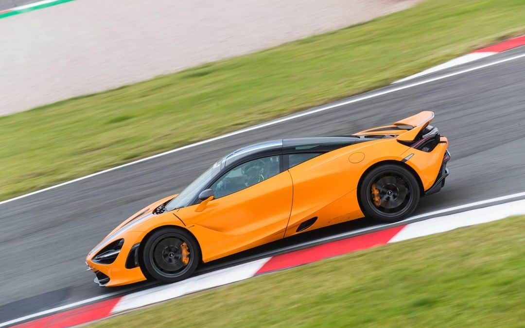 McLaren Automotiveさんのインスタグラム写真 - (McLaren AutomotiveInstagram)「Blink and you’ll miss it. The McLaren 720S is right at home on the hills, curves and fast straights of Donington.  #PureMcLaren #SummerSprint」7月29日 0時00分 - mclarenauto