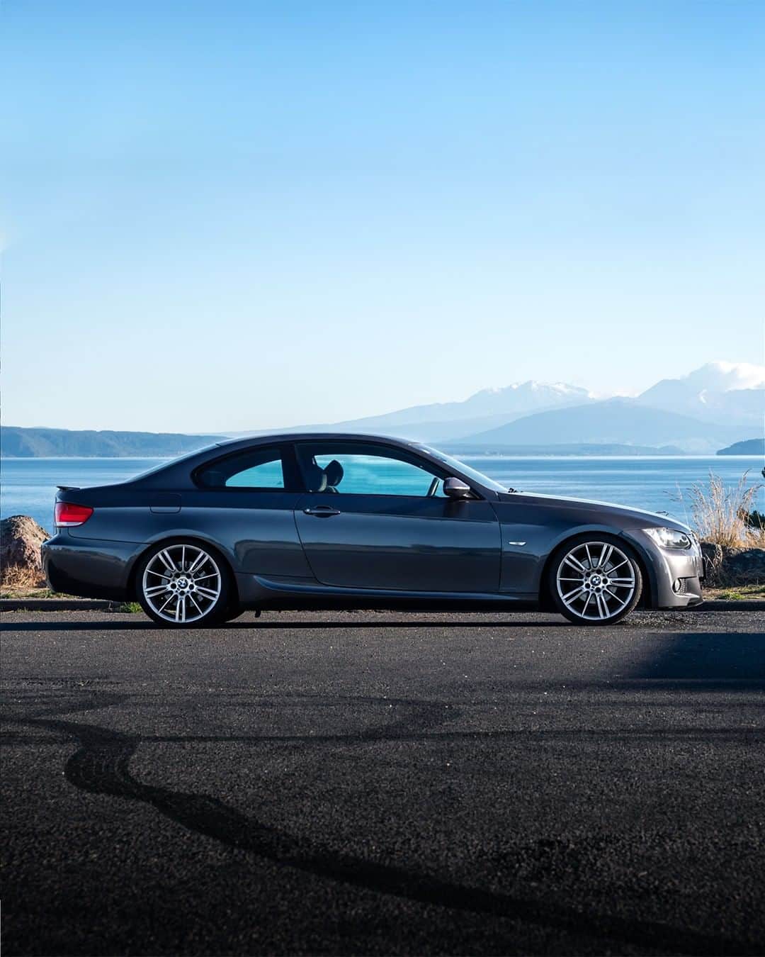 BMWのインスタグラム：「Peak performance and solid standards. The fifth generation of the BMW 3 Series. #THE3 #BMW #3Series #BMWrepost @gautamjanaphotos」