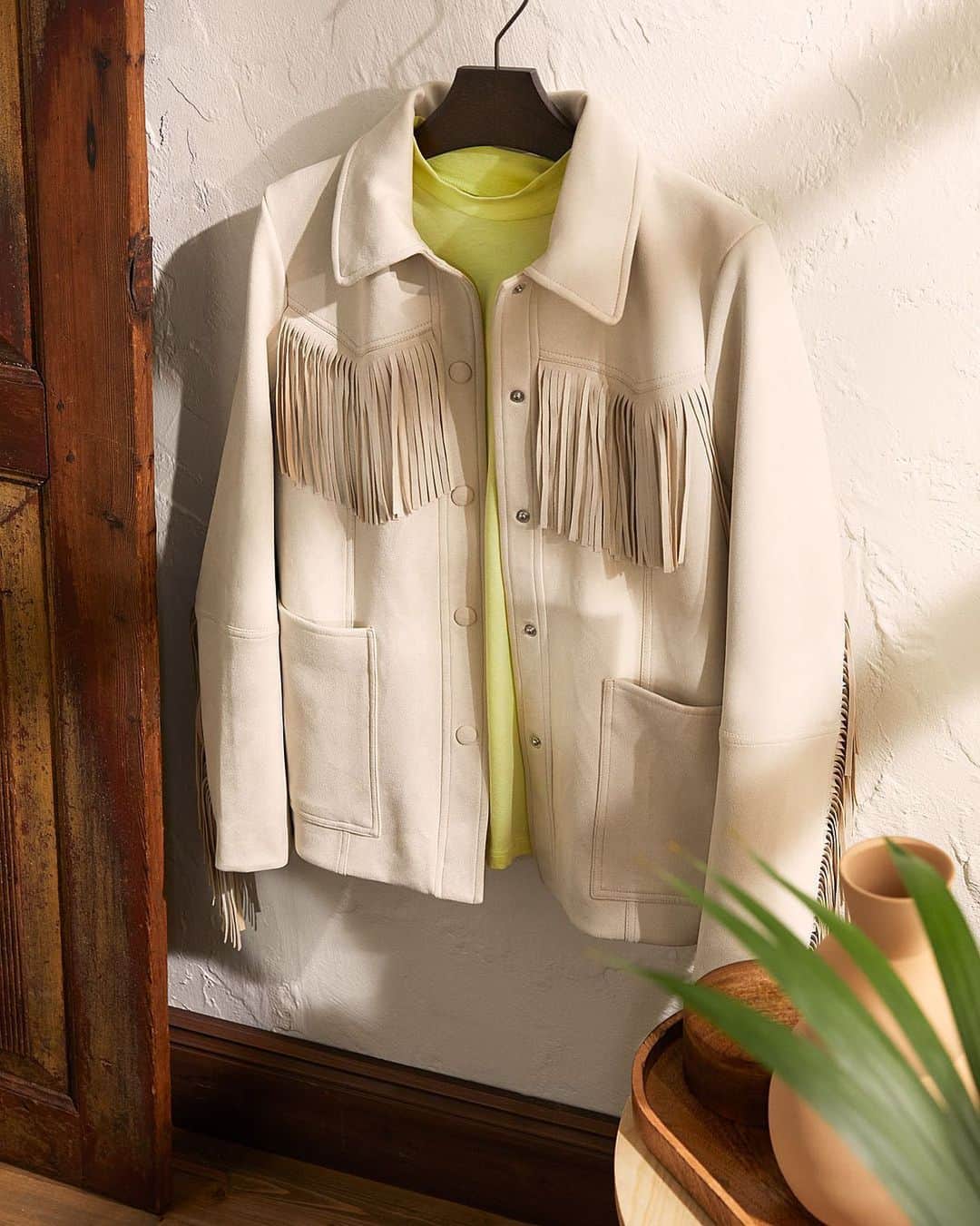 のインスタグラム：「Taking a ride on the prairie or going to the club? We have the outfit that works for both! 🏇🏼🎶 #HM Jacket with fringing: 0798252001 T-shirt: 0790096004」